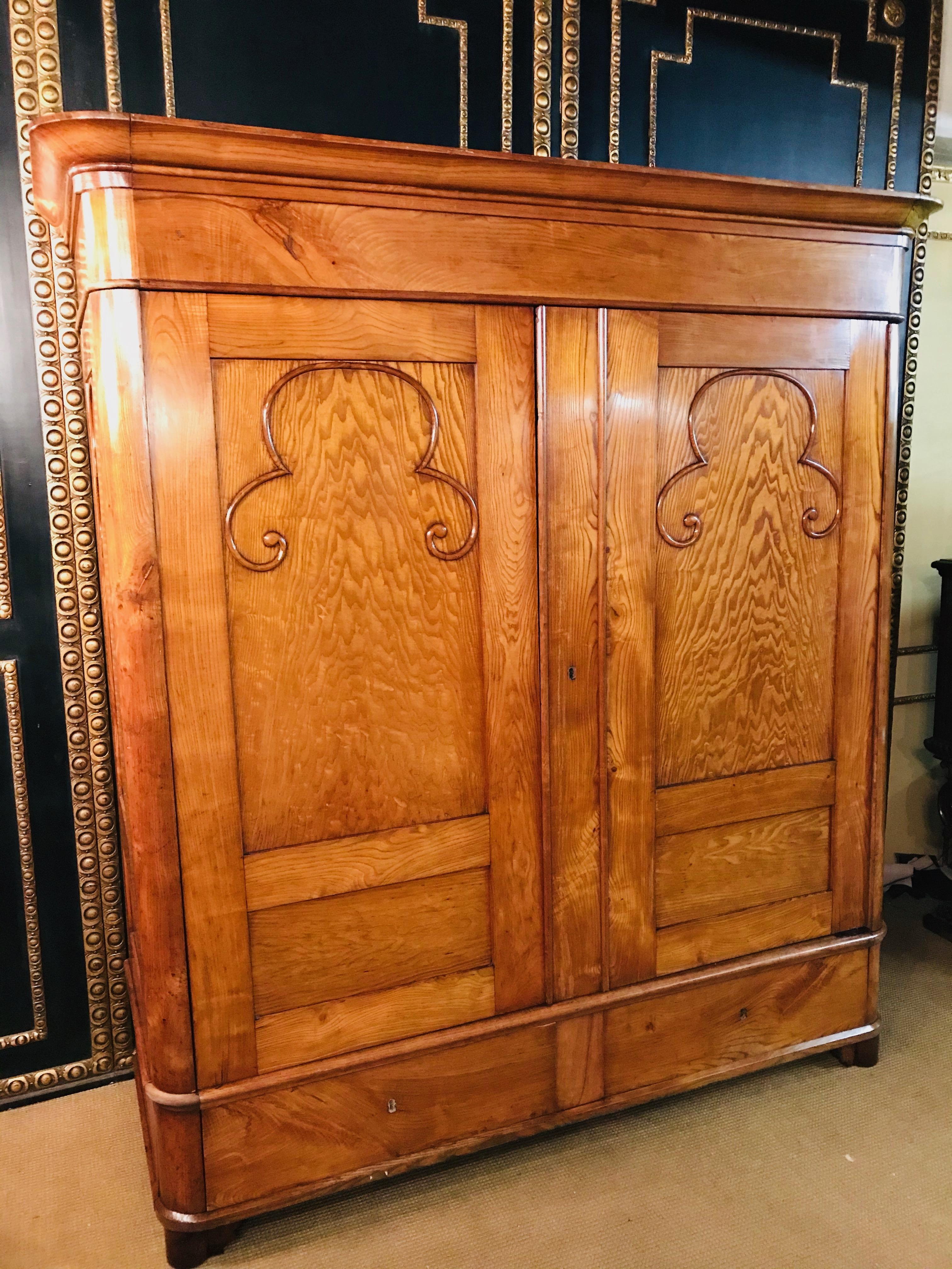 Original Biedermeier hallway cabinet wardrobe circa 1830 ash.
The unique Wardrobe or hallway cabinet is ash.
Large wing doors with beautiful and elaborate carvings and the side panels are also with carved.
2 large drawers below.
The cabinet can