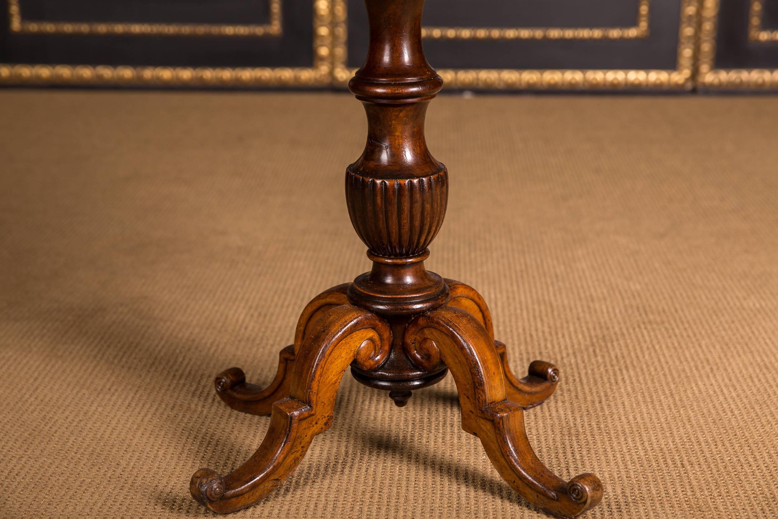 Placage Table à couture Biedermeier d'origine du 19ème siècle, vers 1835, avec placage en acajou en vente