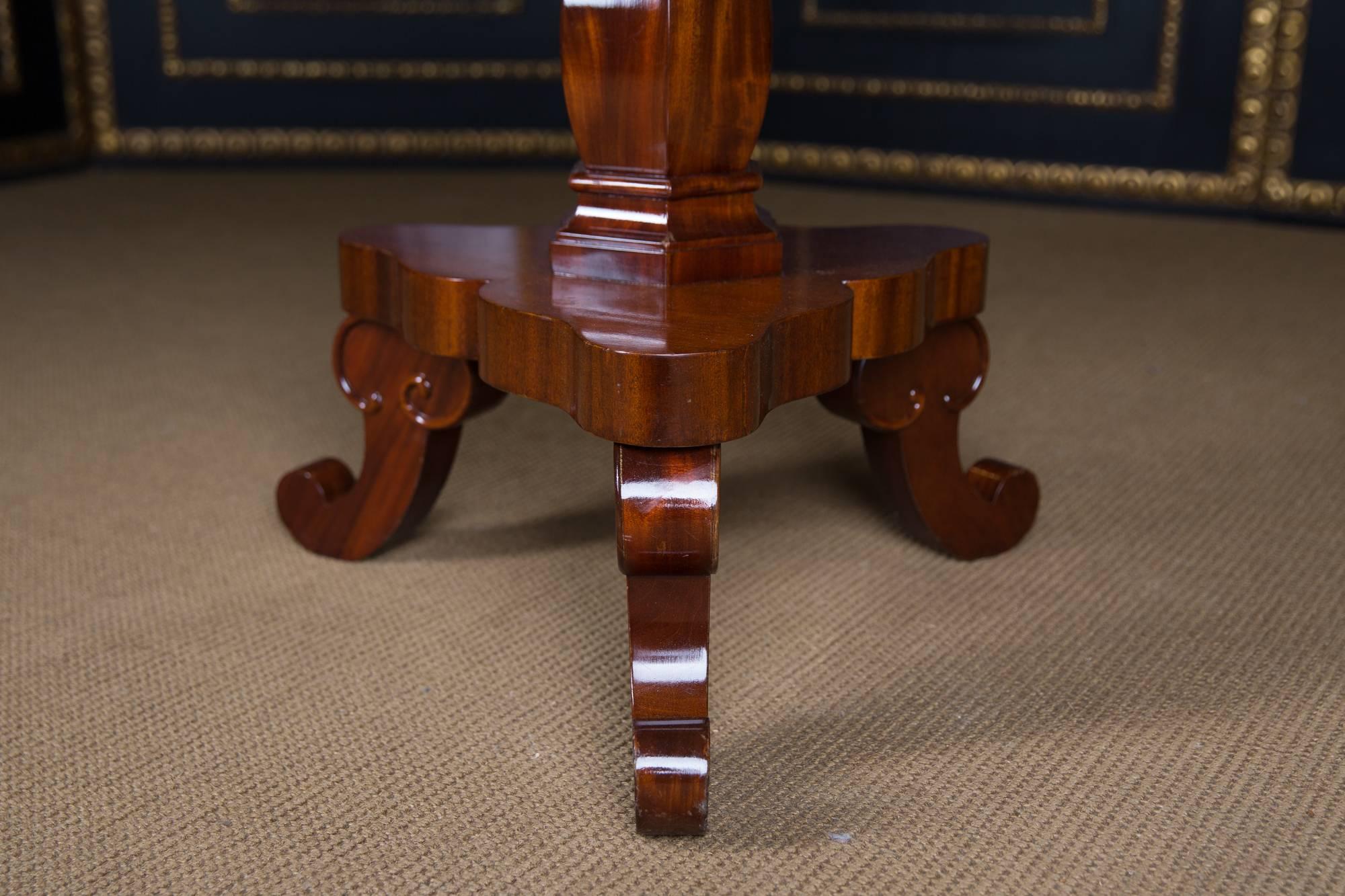 Table Biedermeier d'origine du 19ème siècle en bois d'acajou patiné chaud Bon état - En vente à Berlin, DE