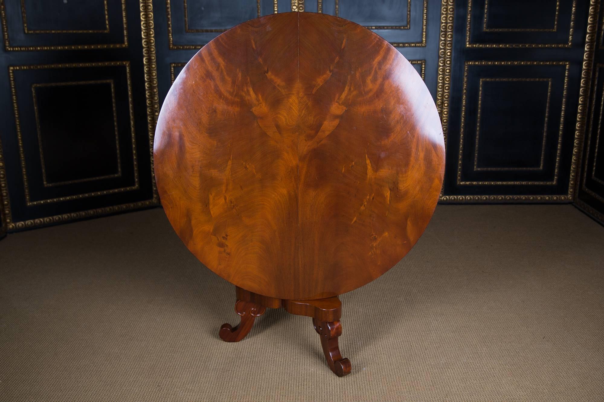 XIXe siècle Table Biedermeier d'origine du 19ème siècle en bois d'acajou patiné chaud en vente