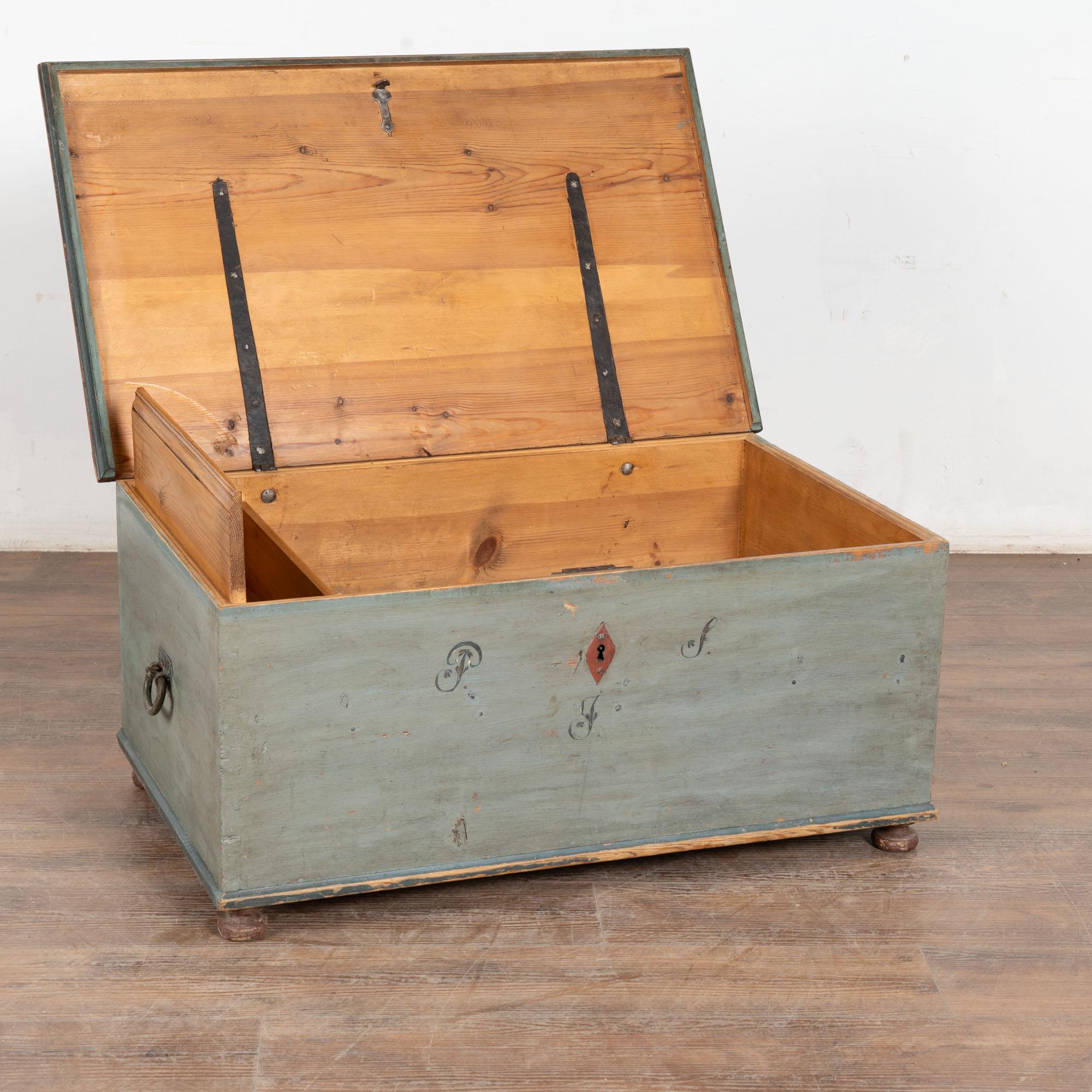 Artisanat Coffre à plateau plat original du 19ème siècle en pin peint en bleu de Suède en vente