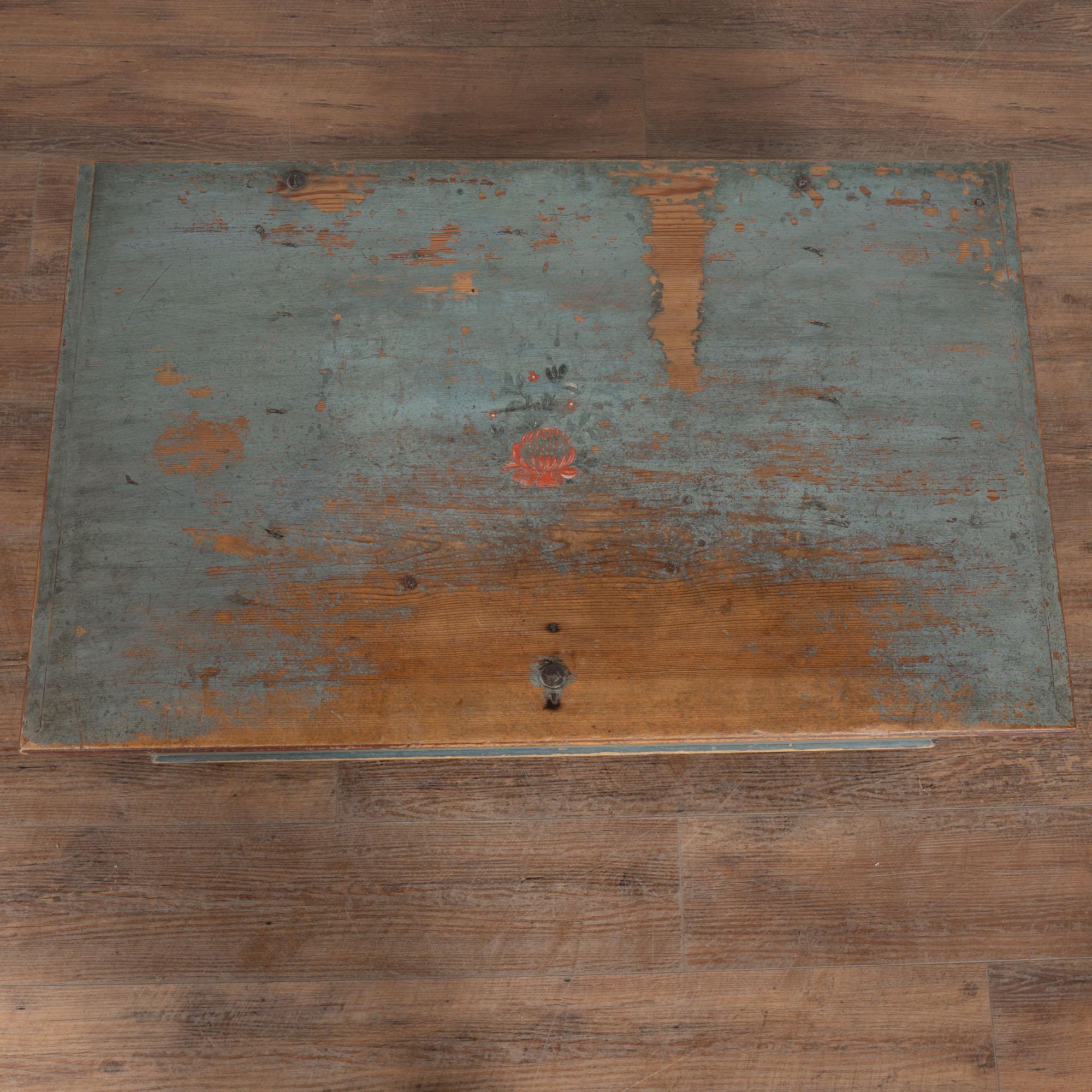 XIXe siècle Coffre à plateau plat original du 19ème siècle en pin peint en bleu de Suède en vente