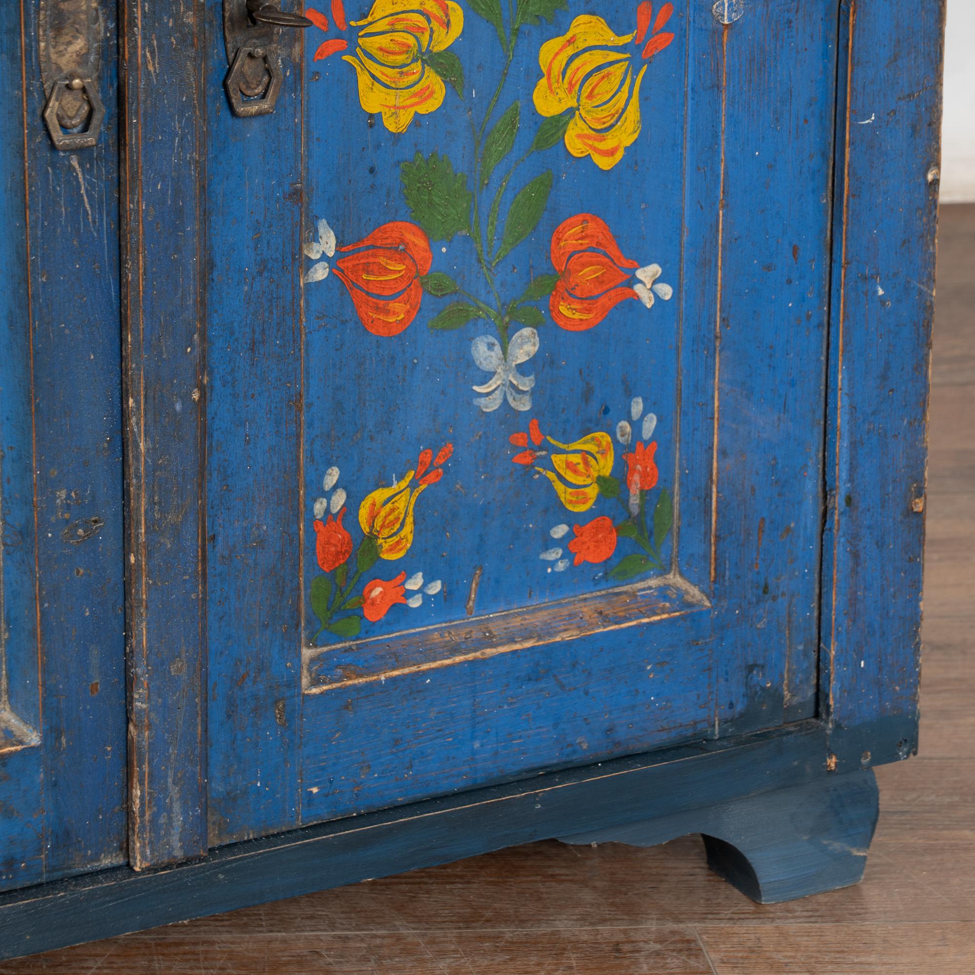 Credenza originale in pino dipinto di blu del XIX secolo proveniente dall'Ungheria in vendita 4