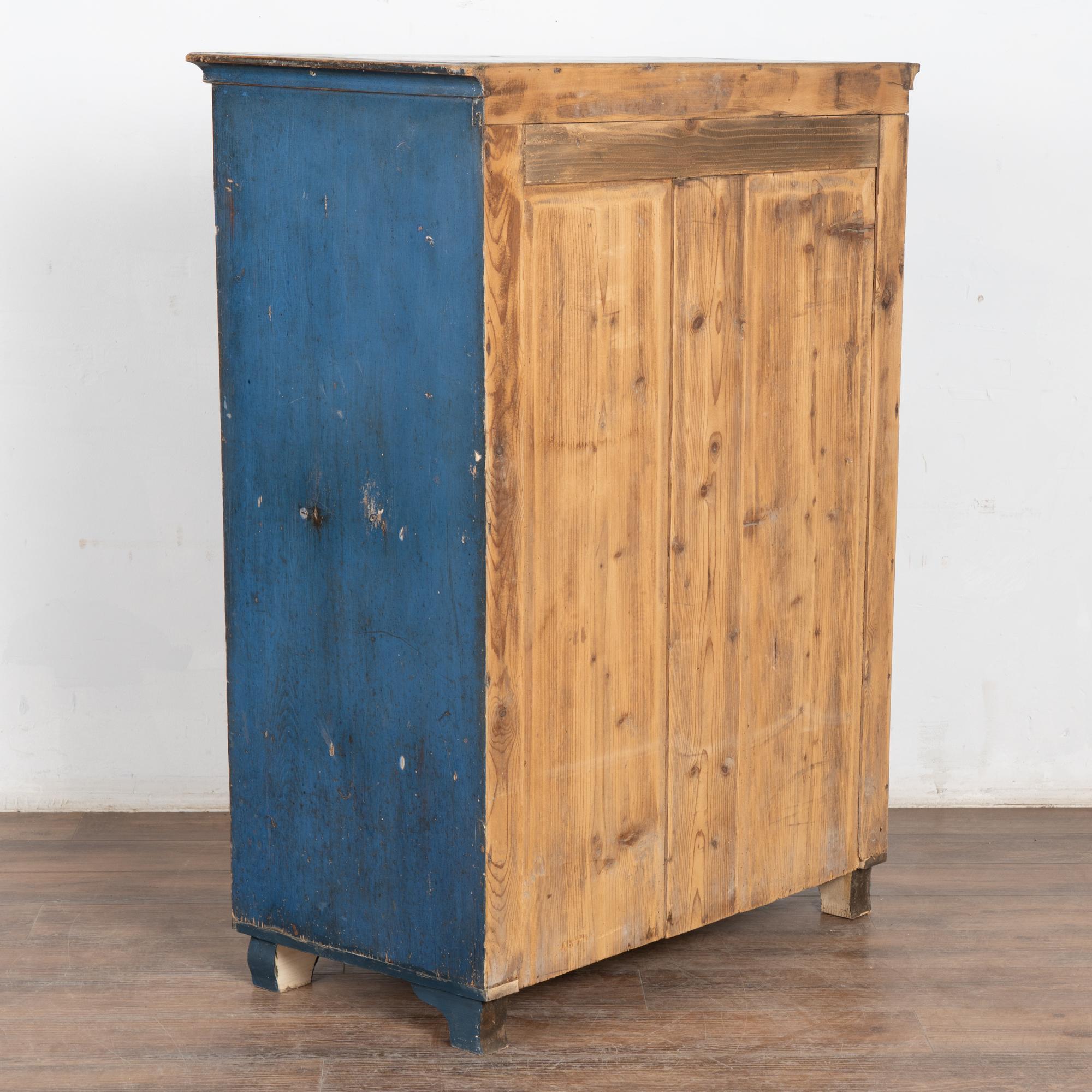 Credenza originale in pino dipinto di blu del XIX secolo proveniente dall'Ungheria in vendita 5
