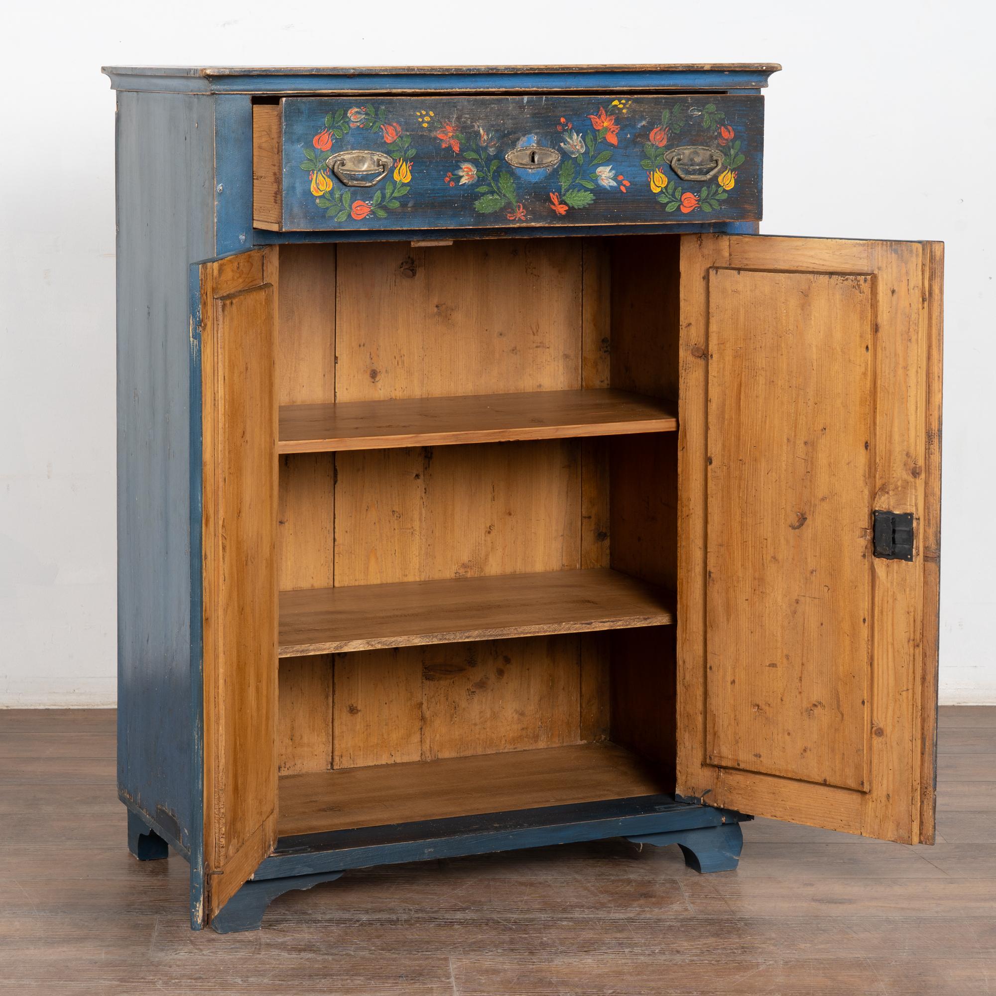 Arte popolare Credenza originale in pino dipinto di blu del XIX secolo proveniente dall'Ungheria in vendita