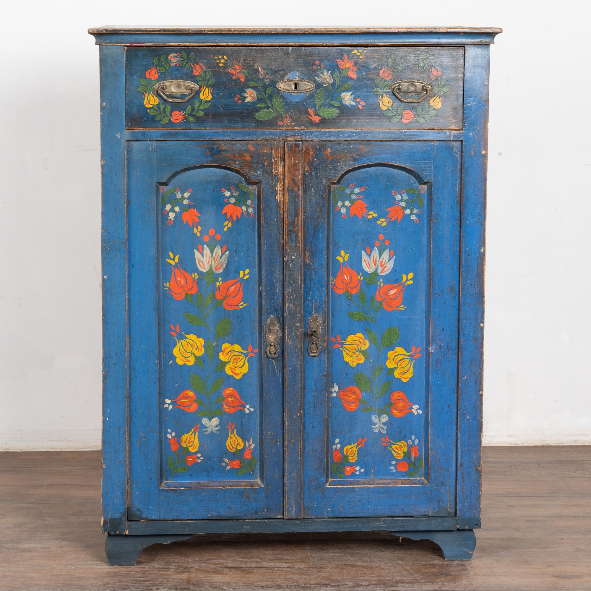 Ungherese Credenza originale in pino dipinto di blu del XIX secolo proveniente dall'Ungheria in vendita