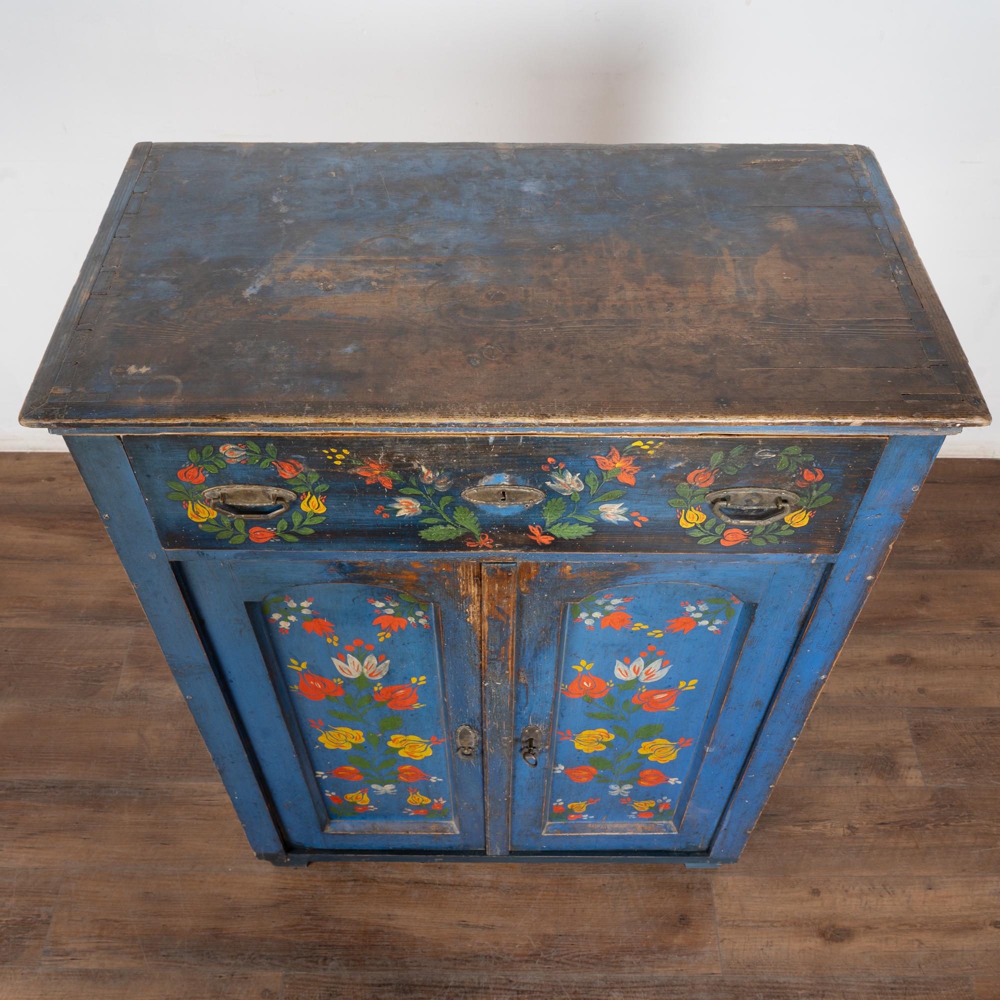 Credenza originale in pino dipinto di blu del XIX secolo proveniente dall'Ungheria In condizioni discrete in vendita a Round Top, TX