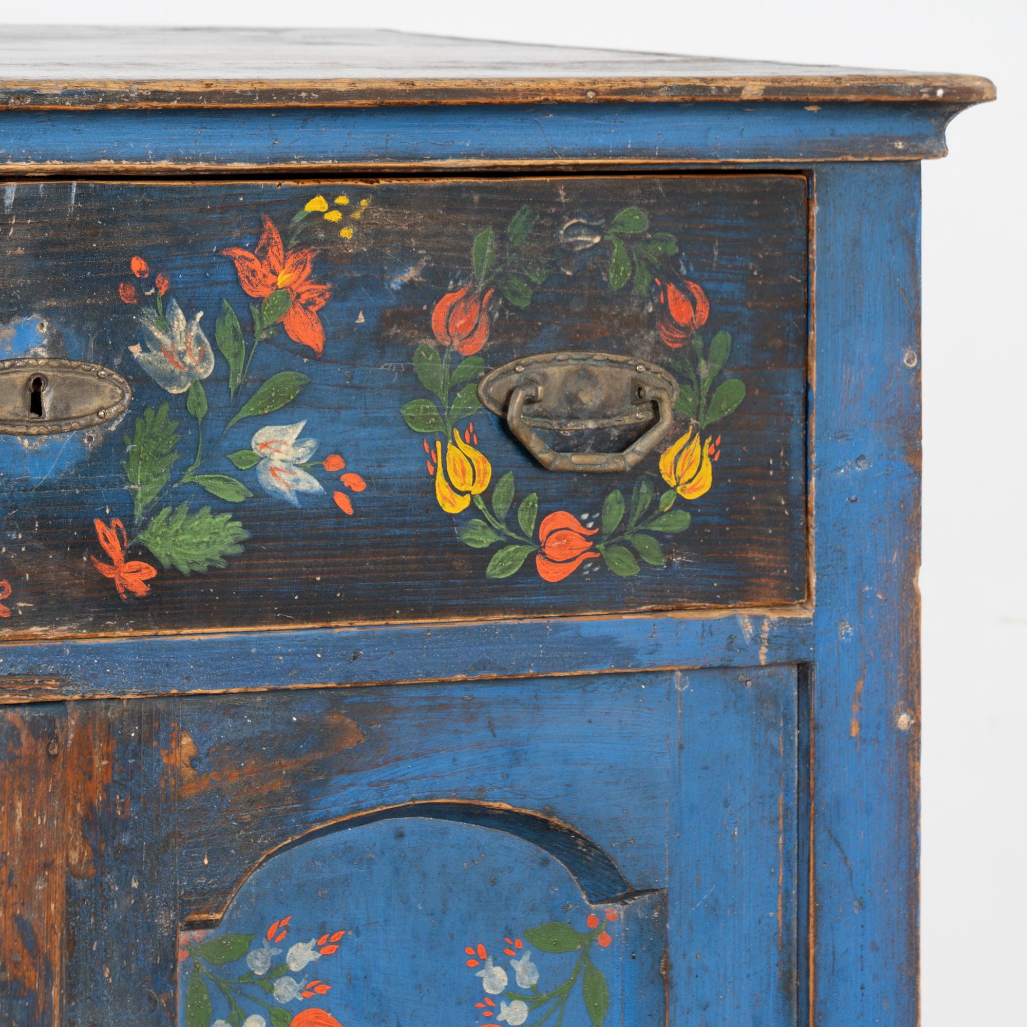 Credenza originale in pino dipinto di blu del XIX secolo proveniente dall'Ungheria in vendita 1