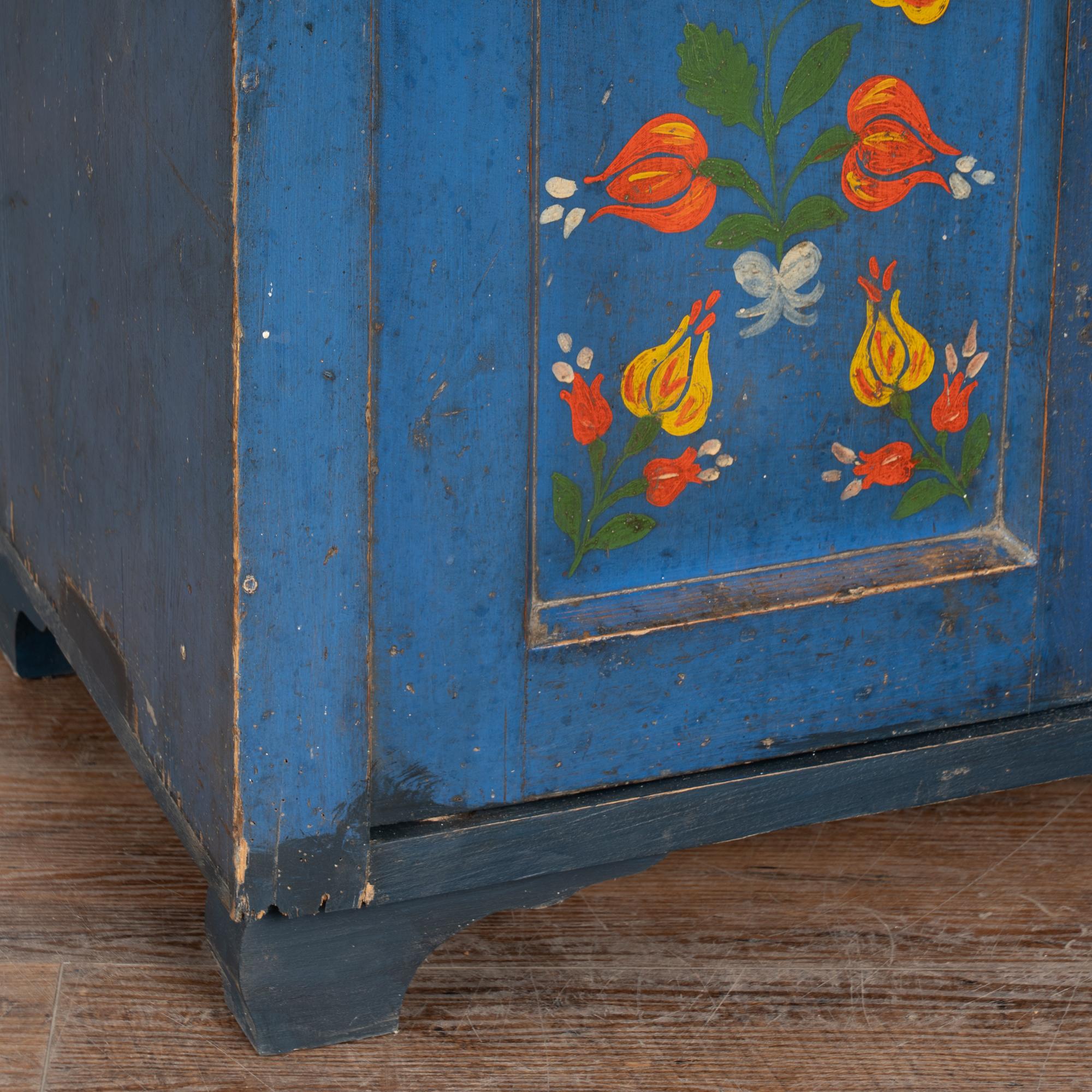 Credenza originale in pino dipinto di blu del XIX secolo proveniente dall'Ungheria in vendita 3