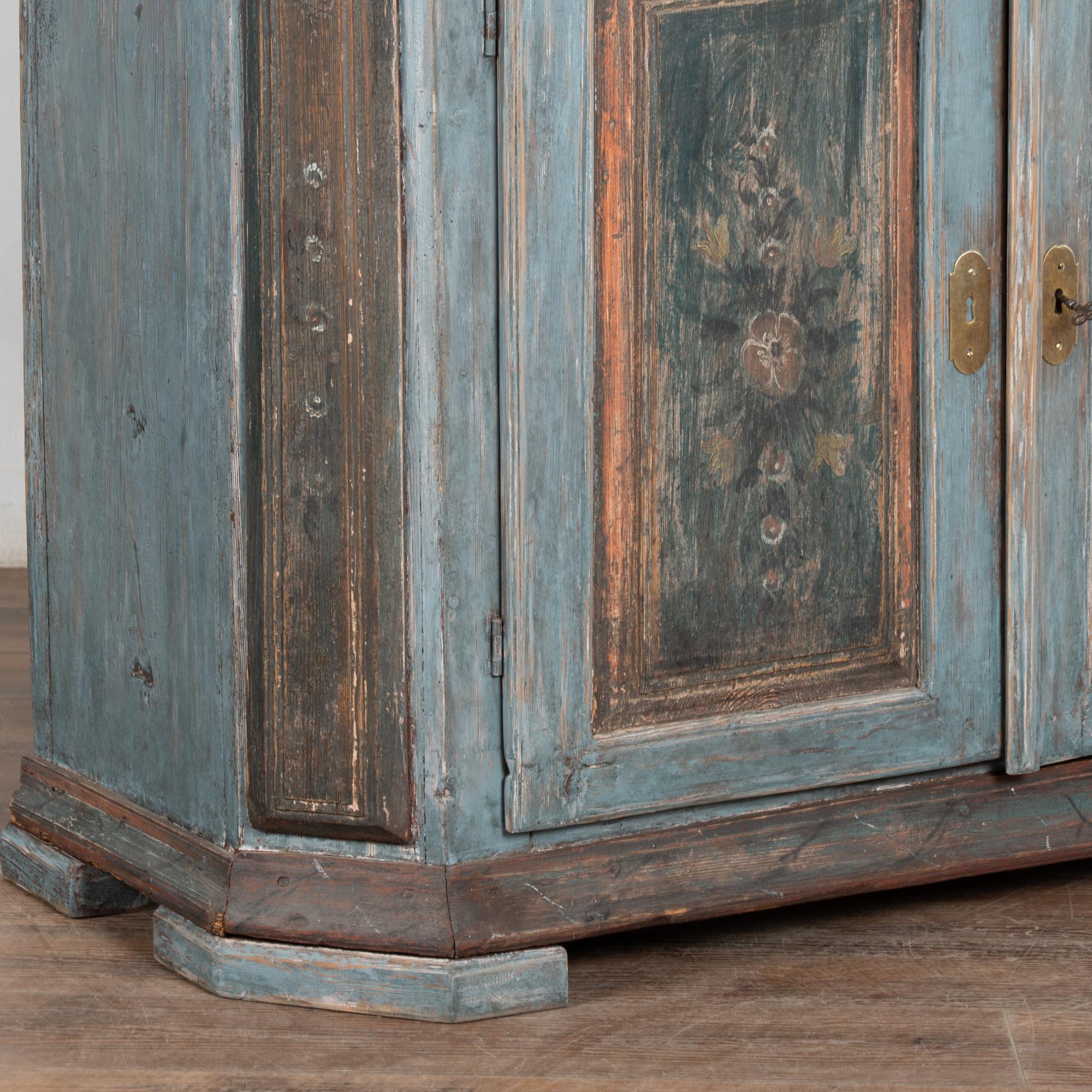 Armario sueco original del siglo XIX pintado de azul Sueco en venta