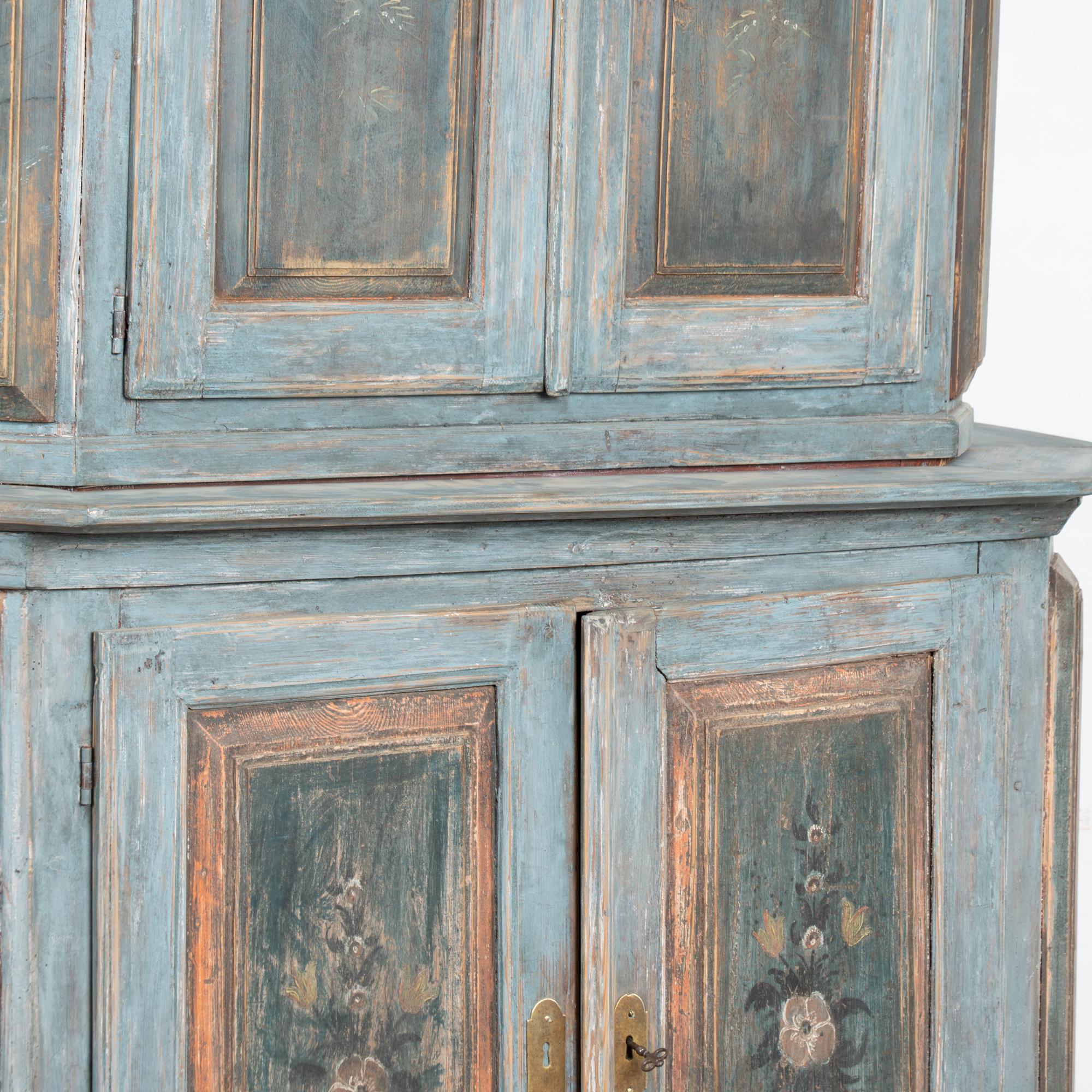 Armario sueco original del siglo XIX pintado de azul en Bueno estado para la venta en Round Top, TX