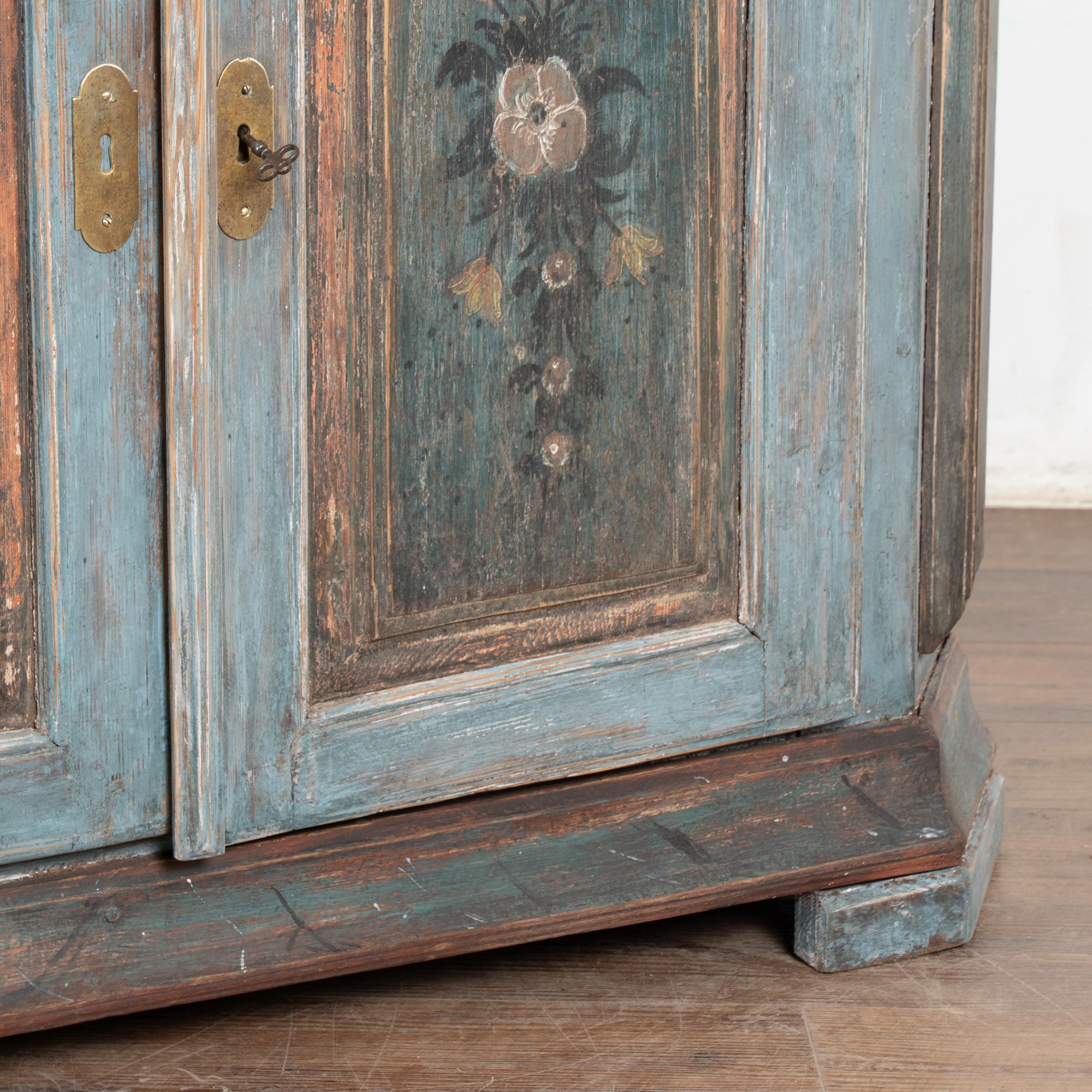 Armario sueco original del siglo XIX pintado de azul en venta 1
