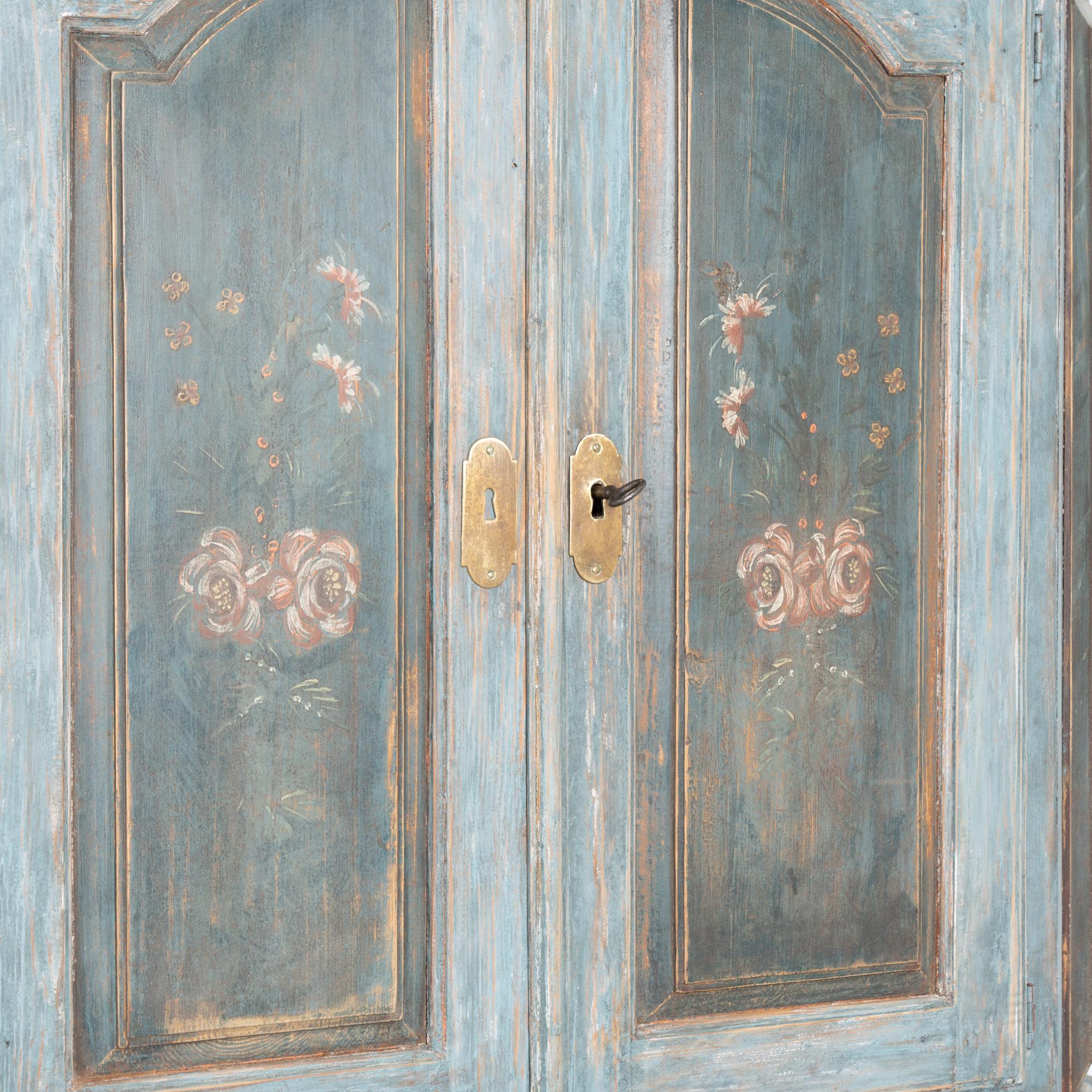 Armario sueco original del siglo XIX pintado de azul en venta 2