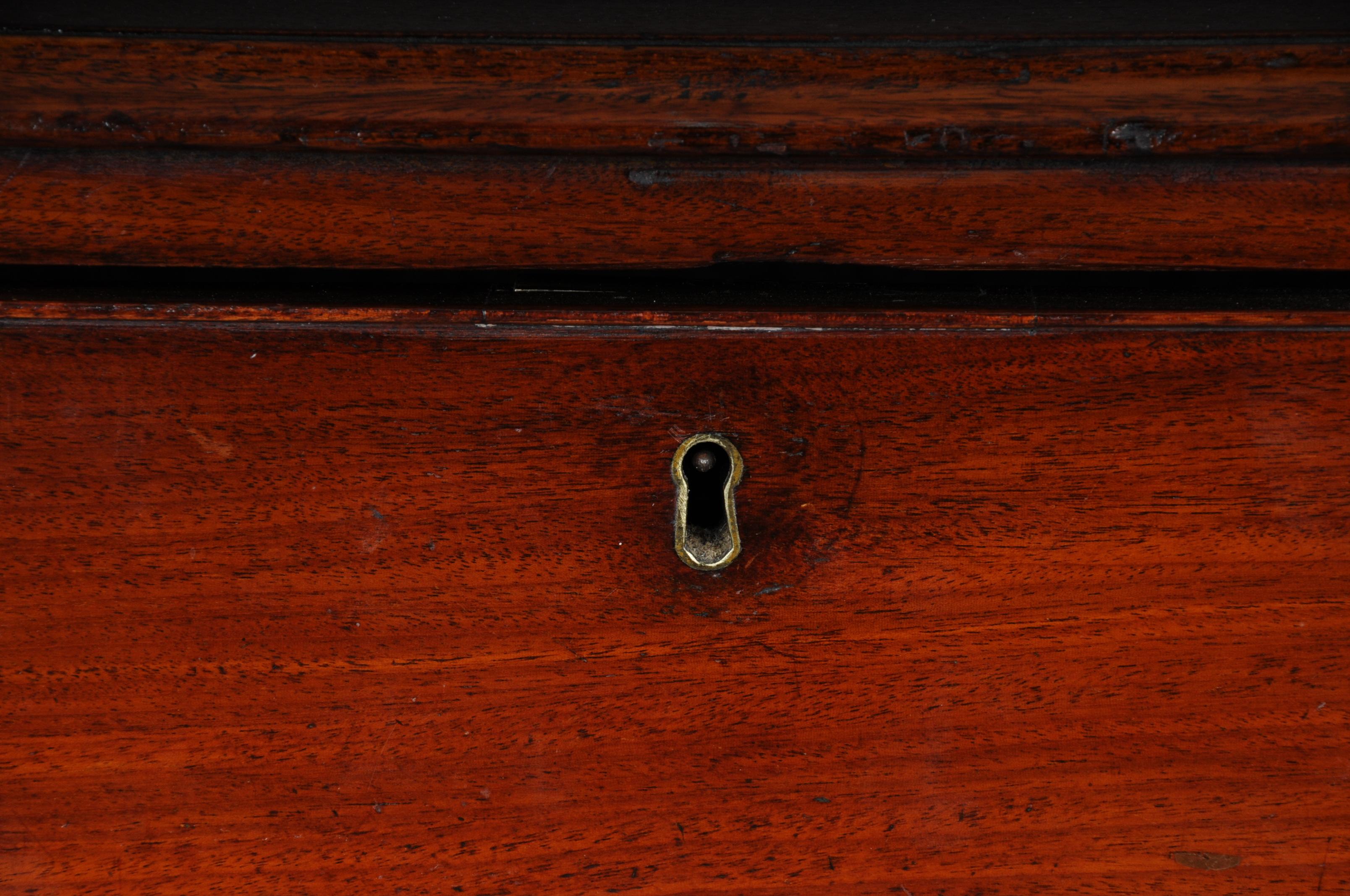 19th century original English chest of drawers circa 1850 mahogany.

3-drawer chest of drawers. Solid wood, partially veneered.
Classicist bronze fittings

(D-93).