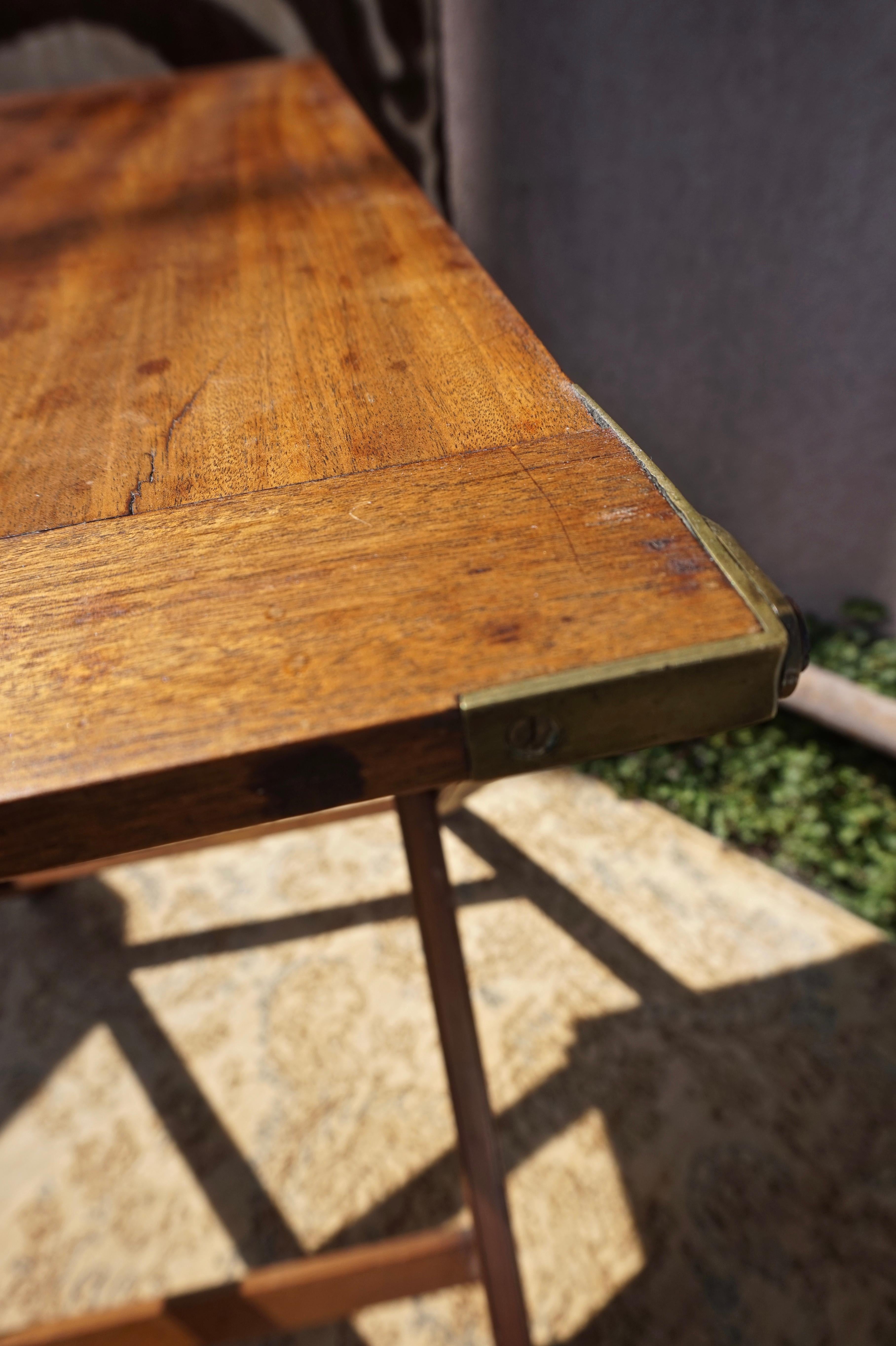 Fait main Table pliante de campagne en acajou d'origine anglaise du 19e siècle avec travail en laiton en vente