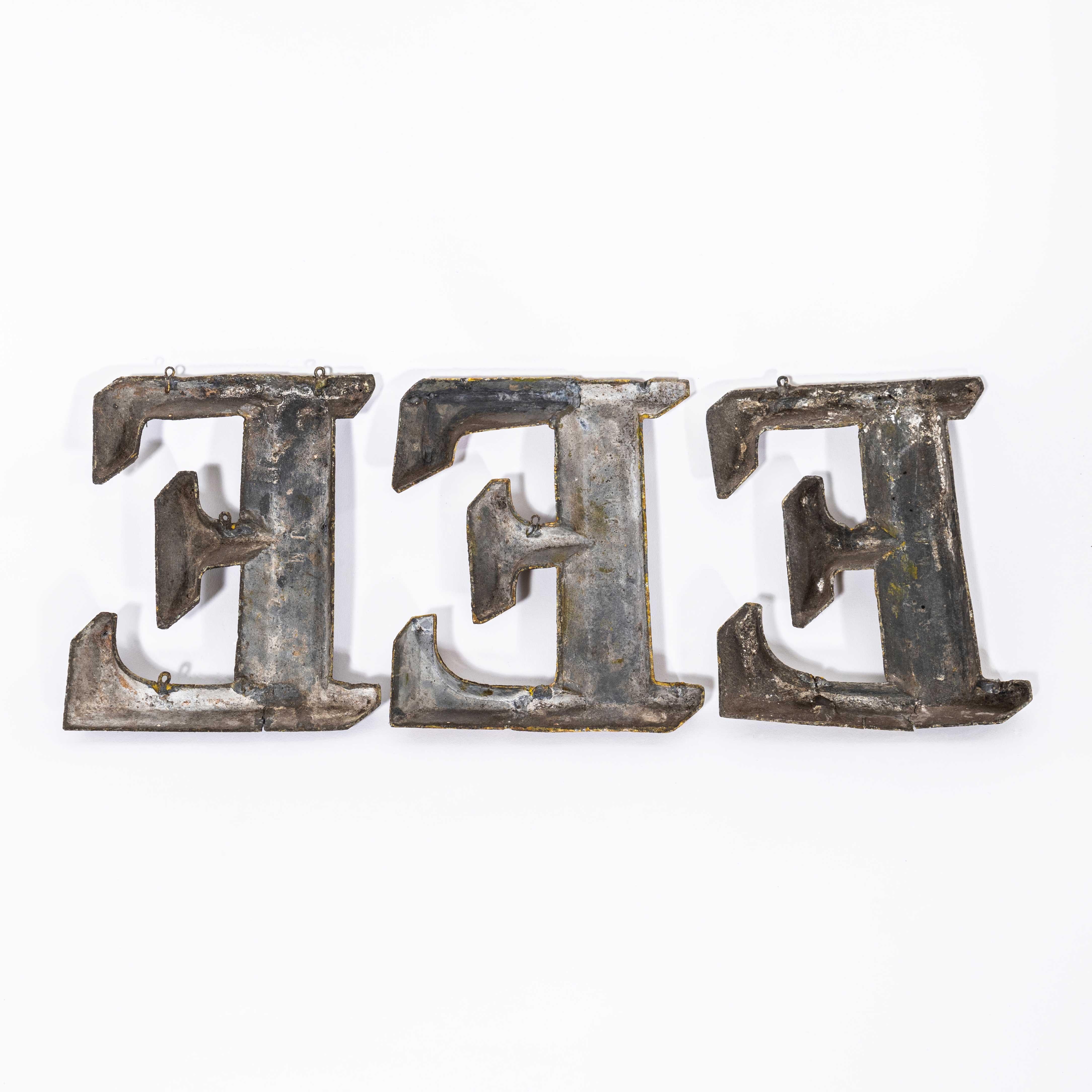 Original französischer kleiner Shop- Signage-Brief des 19. Jahrhunderts - E (Französisch) im Angebot