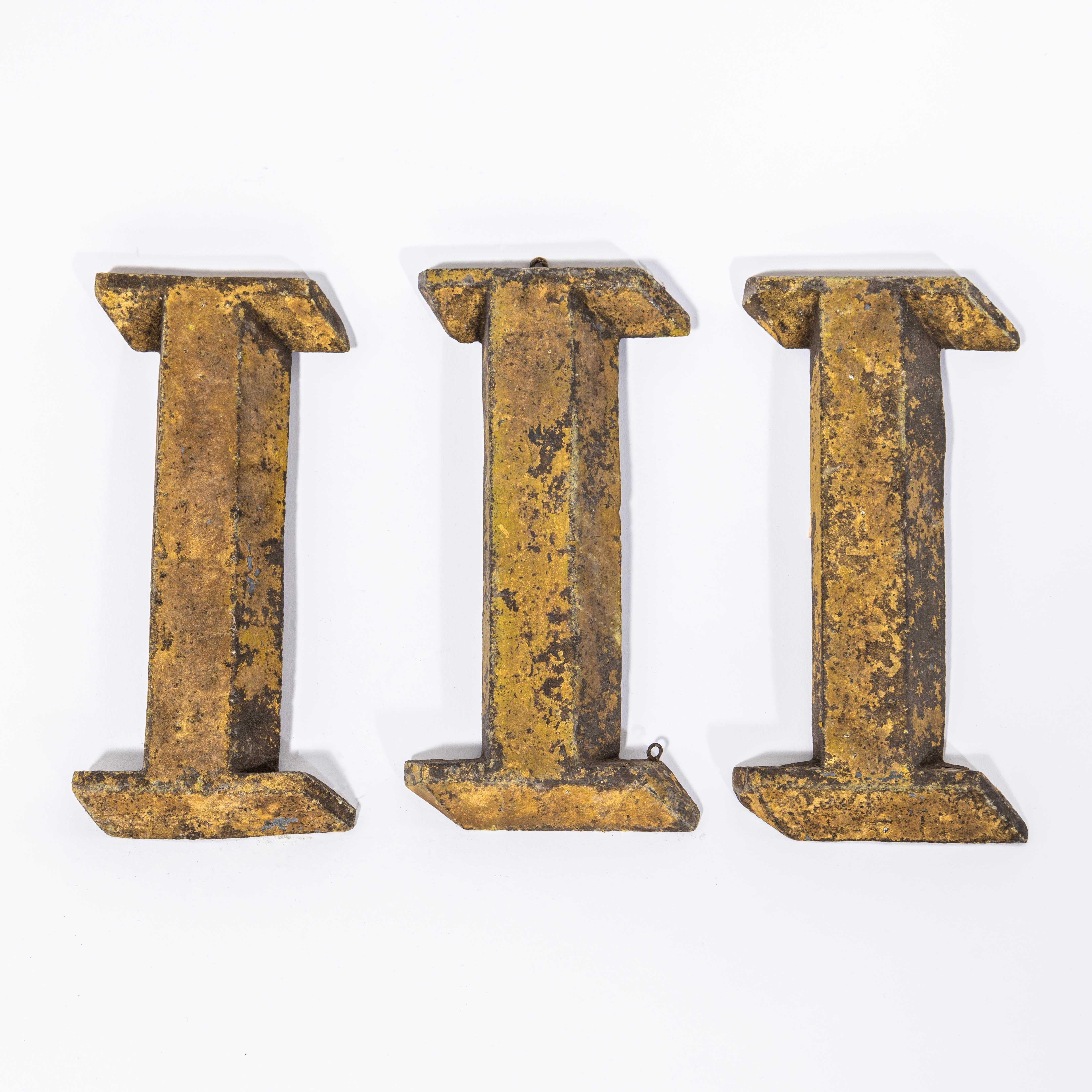 19. Jahrhundert Originales französisches Ladenschild Buchstabe I. 
Außergewöhnlich seltener französischer Geschäftsbrief, der von Hand aus Blei gefertigt wurde und noch die ursprüngliche verblichene Goldfarbe aufweist. Die Buchstaben sind