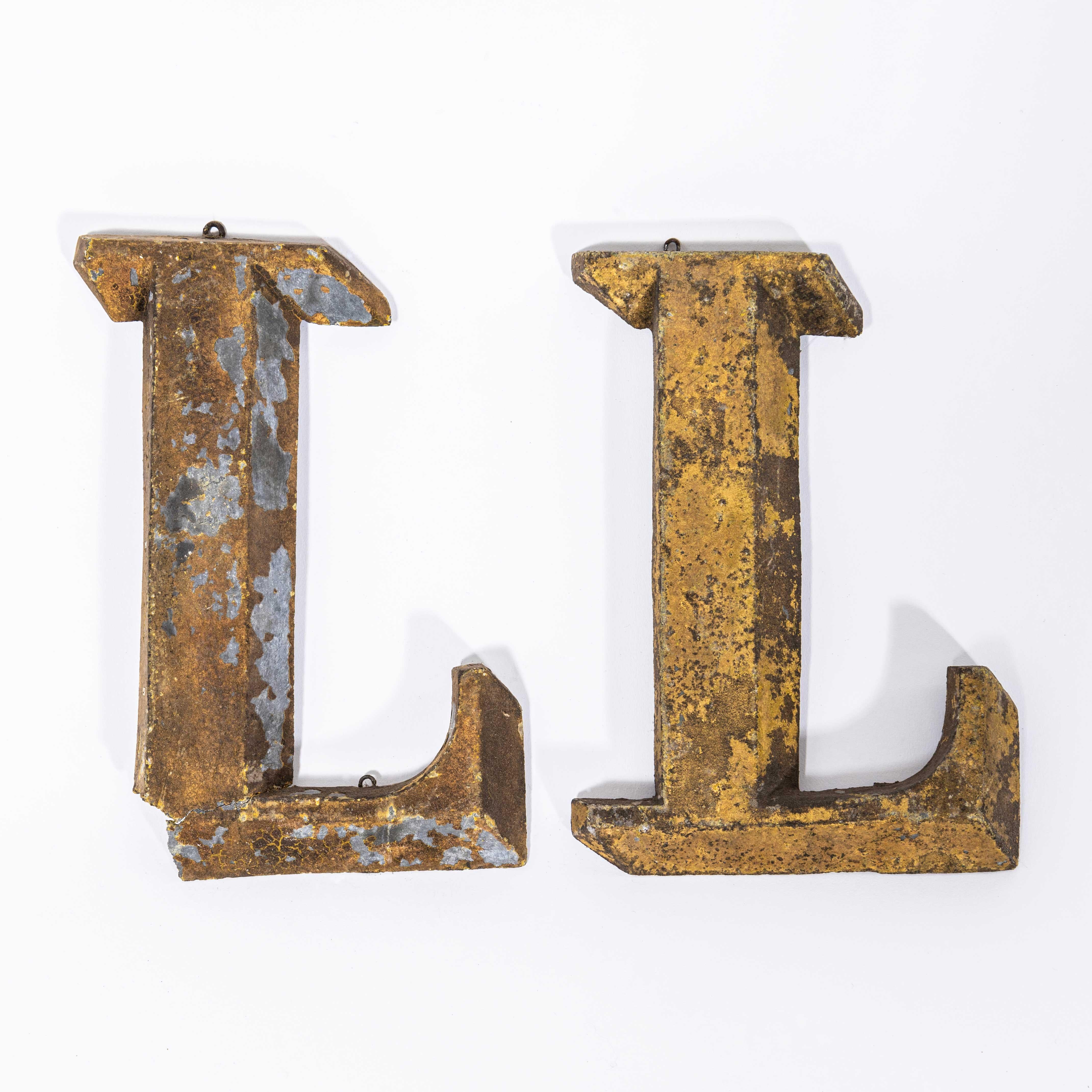 19. Jahrhundert Originales französisches Ladenschild Buchstabe L. 
Außergewöhnlich seltener französischer Geschäftsbrief, der von Hand aus Blei gefertigt wurde und noch die ursprüngliche verblichene Goldfarbe aufweist. Die Buchstaben sind
