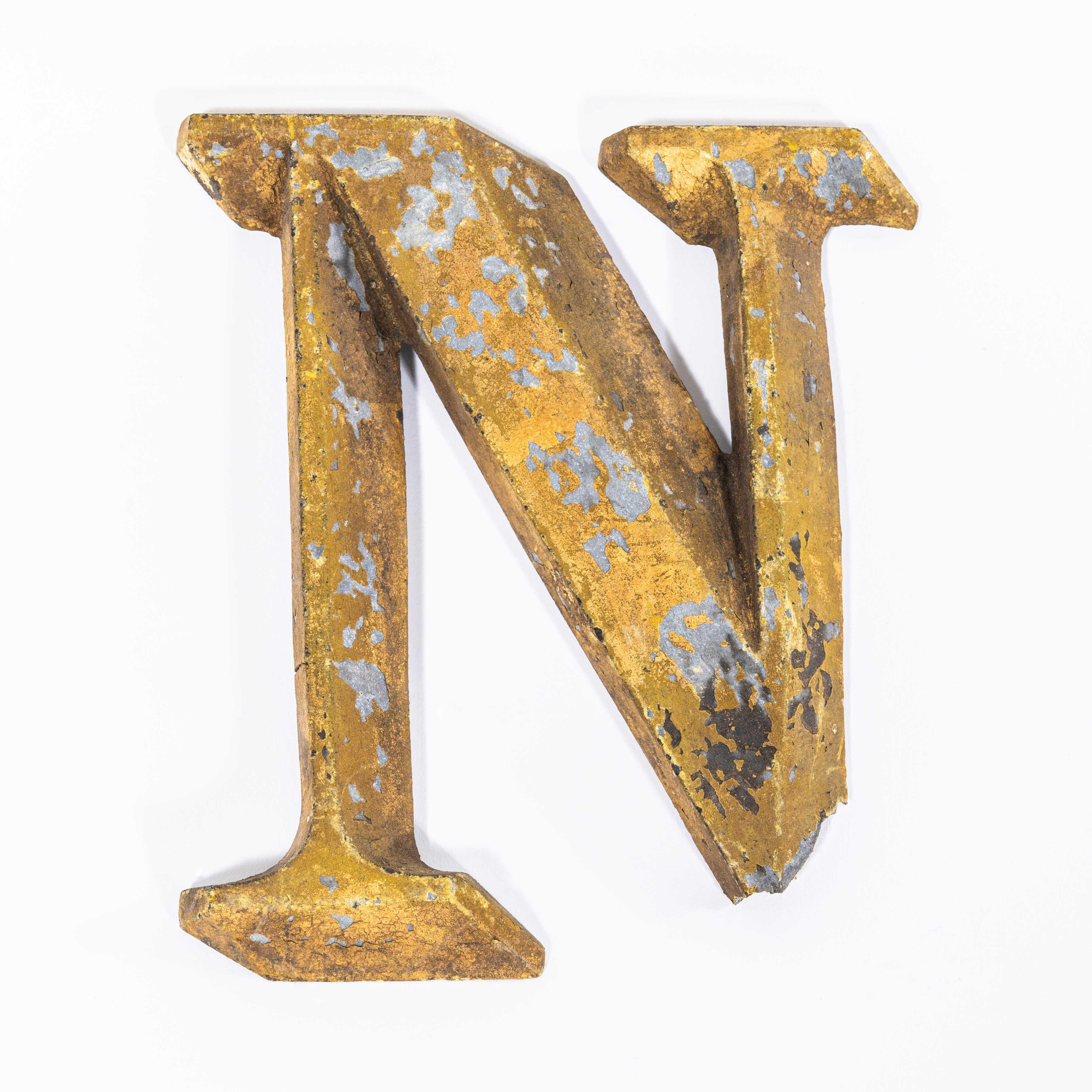 Petite enseigne française originale du 19ème siècle  Lettre - N Bon état - En vente à Hook, Hampshire
