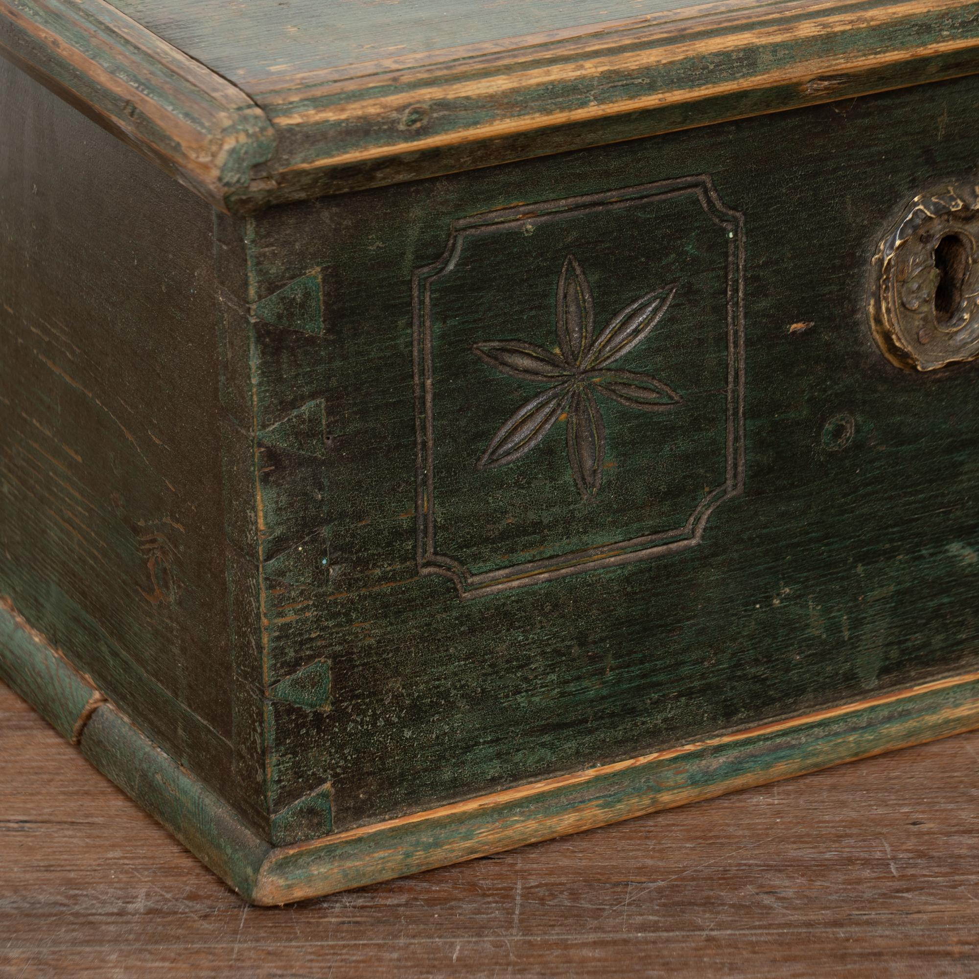 Scatola originale dipinta di verde del XIX secolo o piccolo baule piatto, Ungheria in vendita 6
