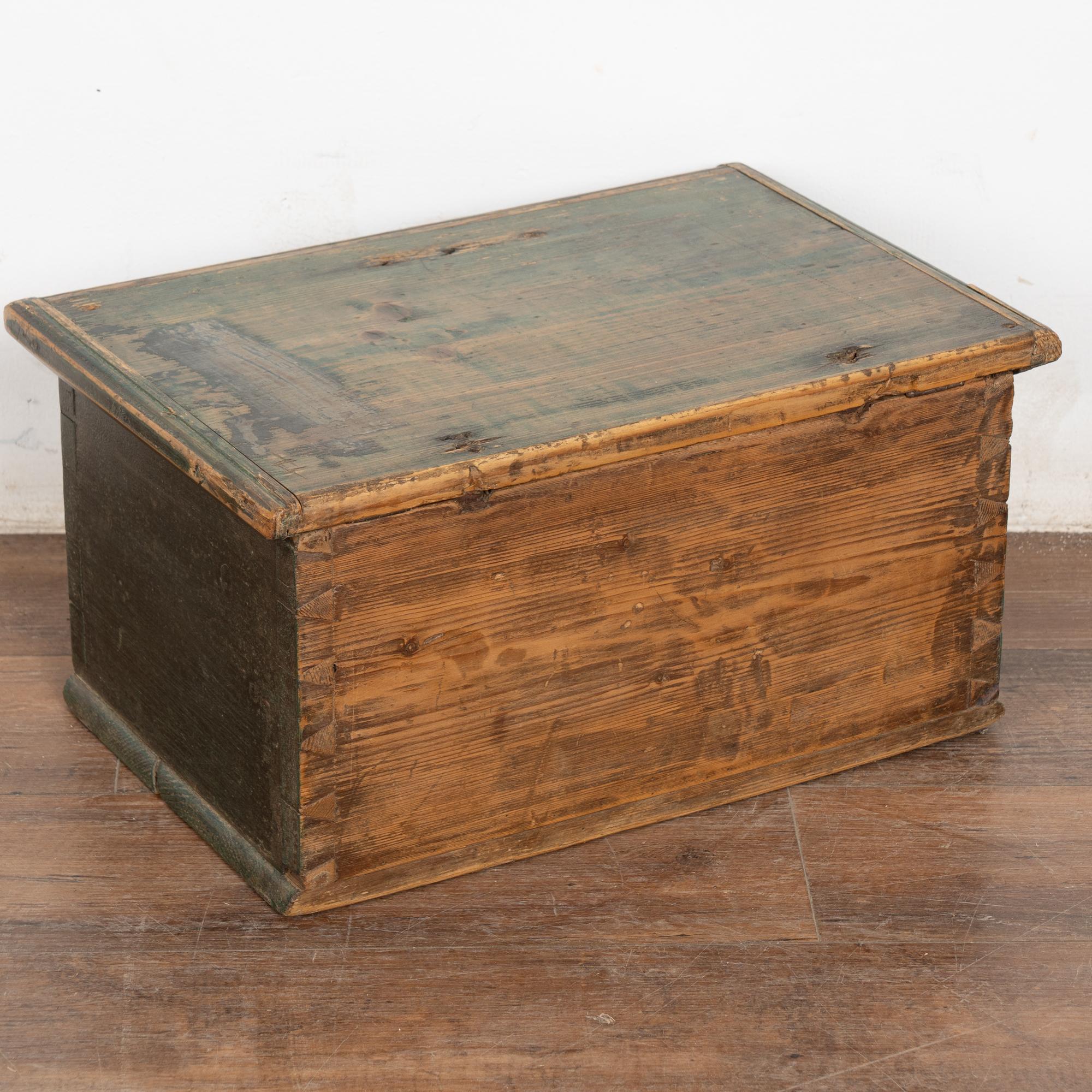 Scatola originale dipinta di verde del XIX secolo o piccolo baule piatto, Ungheria in vendita 8