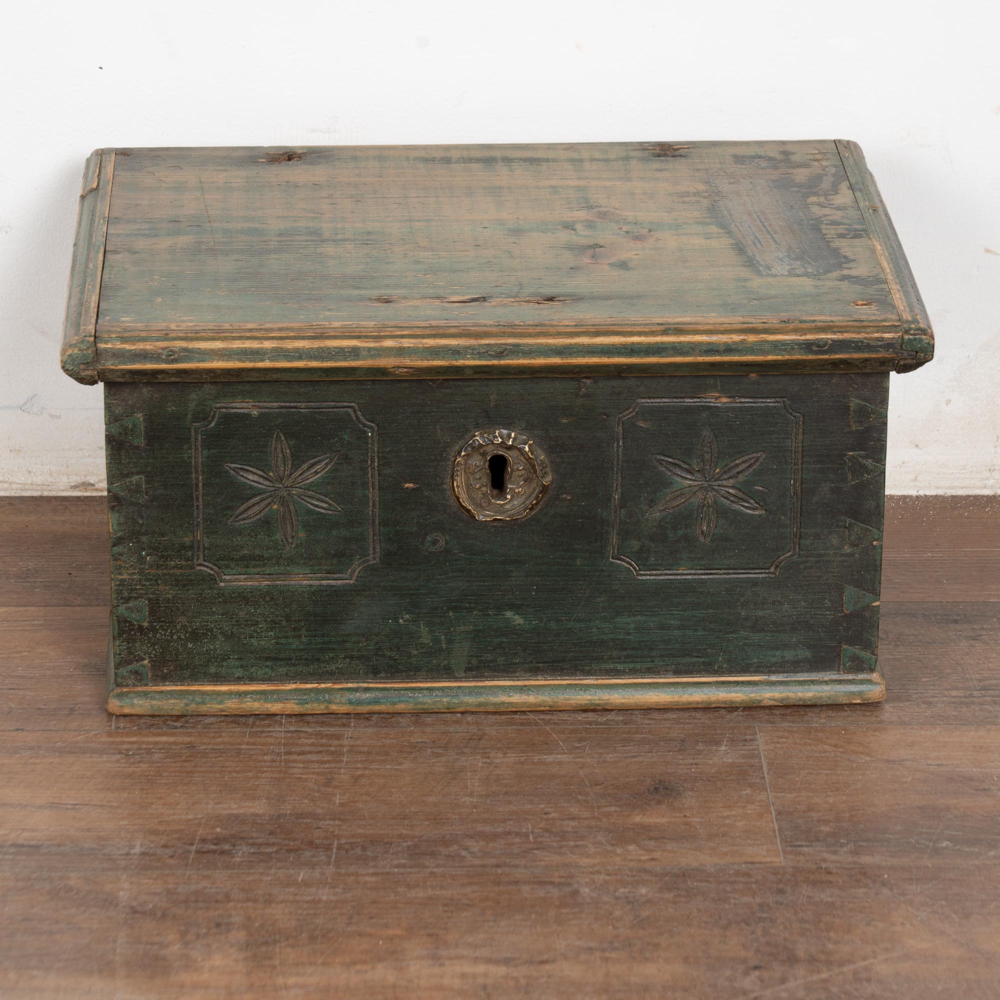 Ungherese Scatola originale dipinta di verde del XIX secolo o piccolo baule piatto, Ungheria in vendita
