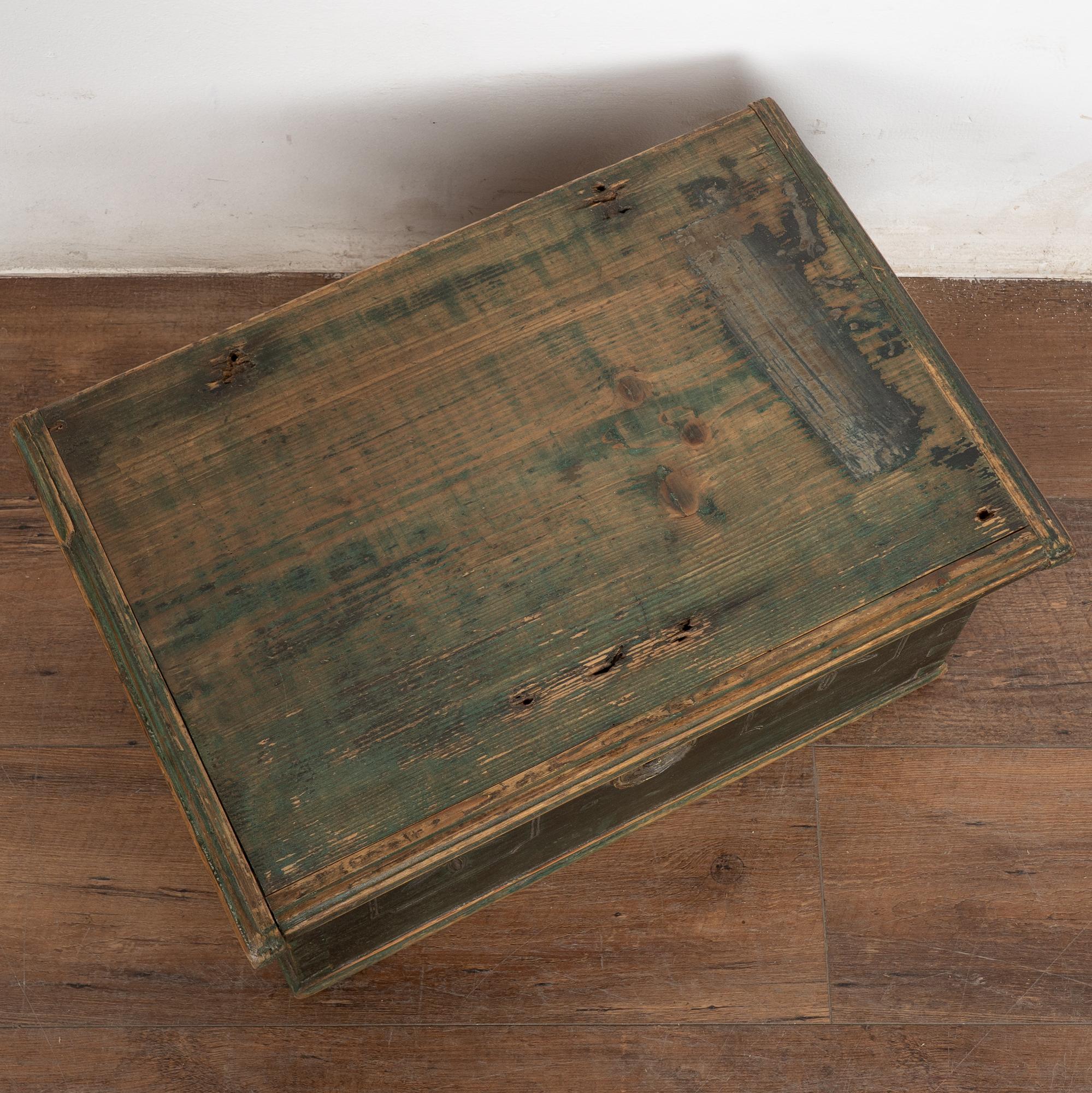 Pino Scatola originale dipinta di verde del XIX secolo o piccolo baule piatto, Ungheria in vendita