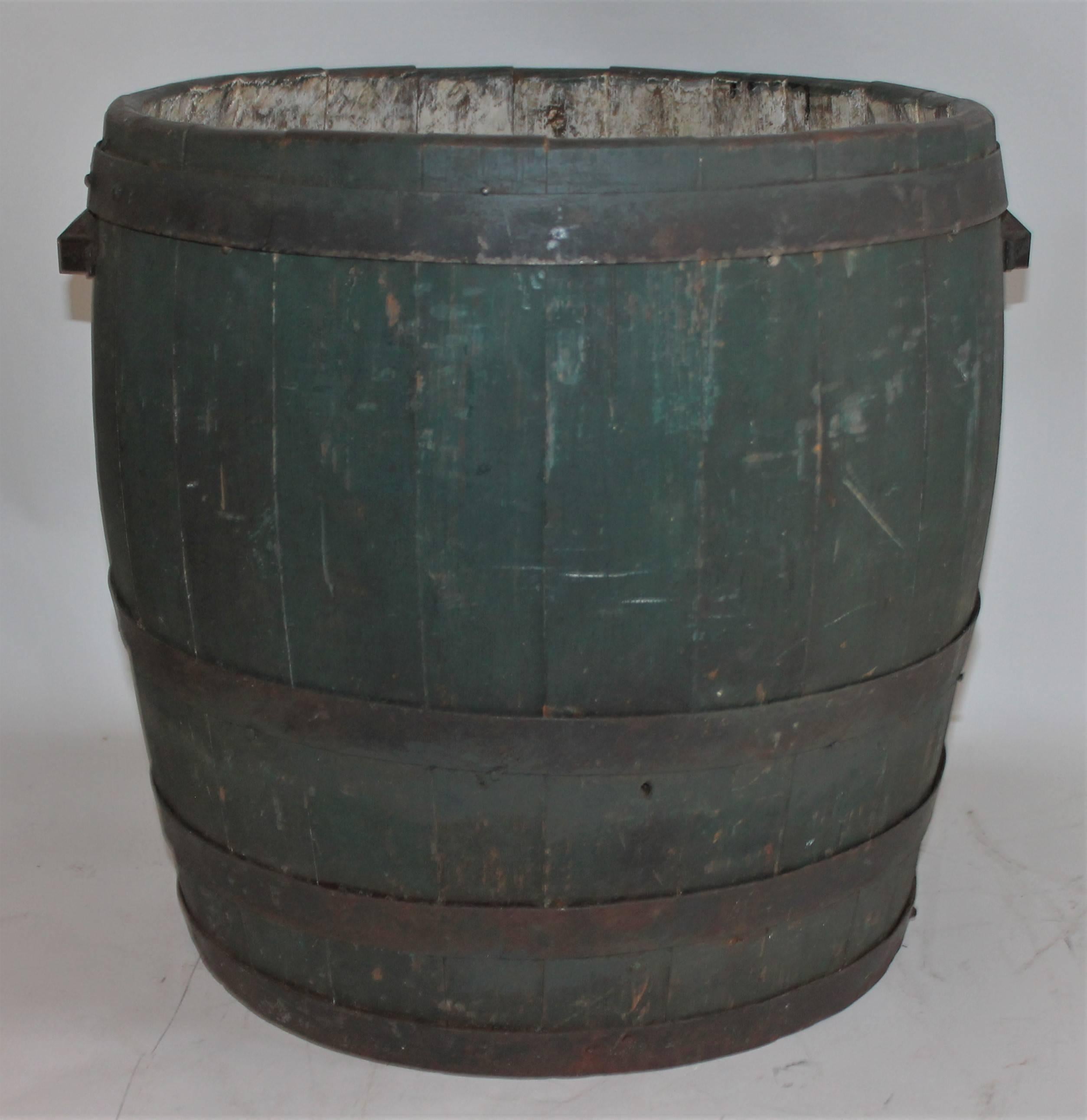 This country farmhouse original painted country barrel has cast iron original handles and is in good as found condition. Great on a front porch or in a kitchen.