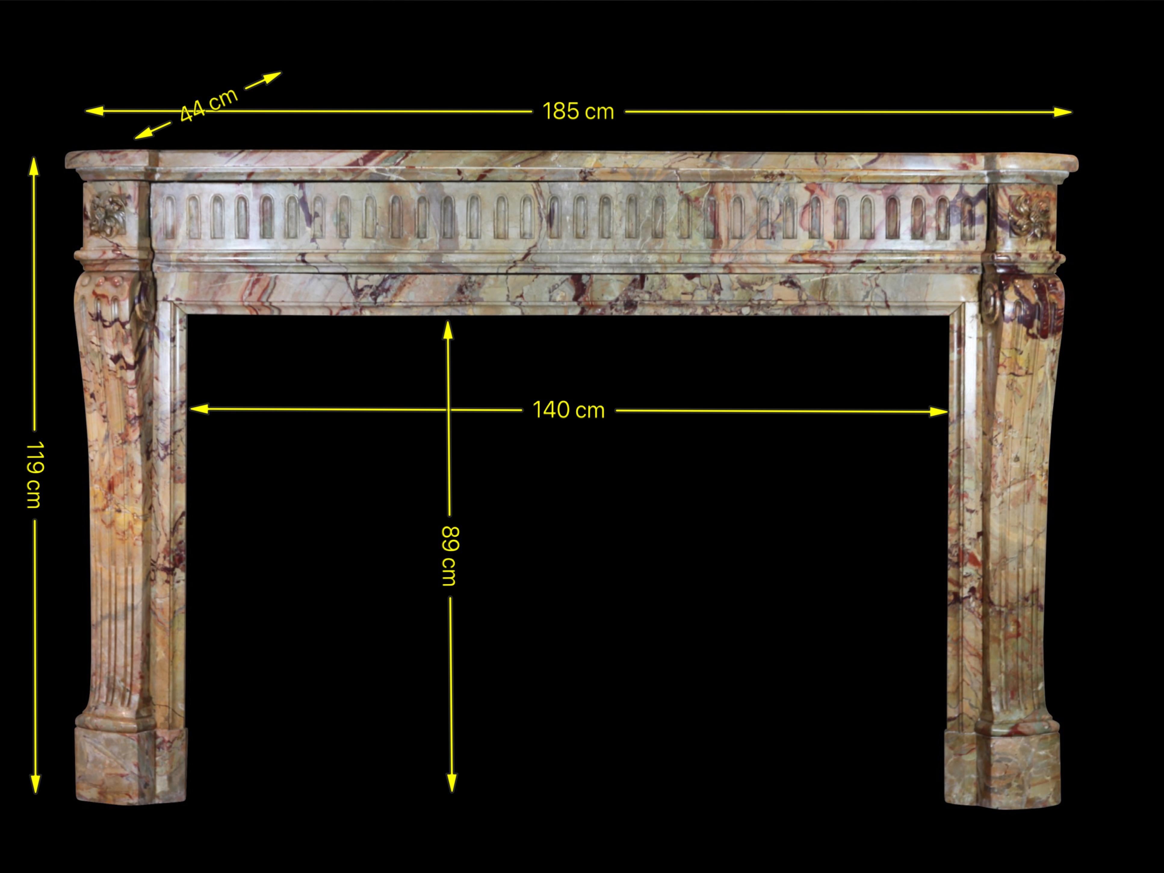 Gran repisa de chimenea de mármol real sarancolino estilo Luis XVI del siglo XIX en venta 6