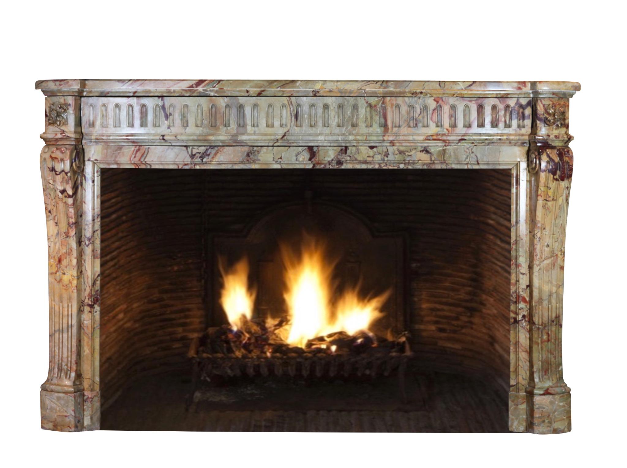 Gran repisa de chimenea de mármol real sarancolino estilo Luis XVI del siglo XIX Francés en venta