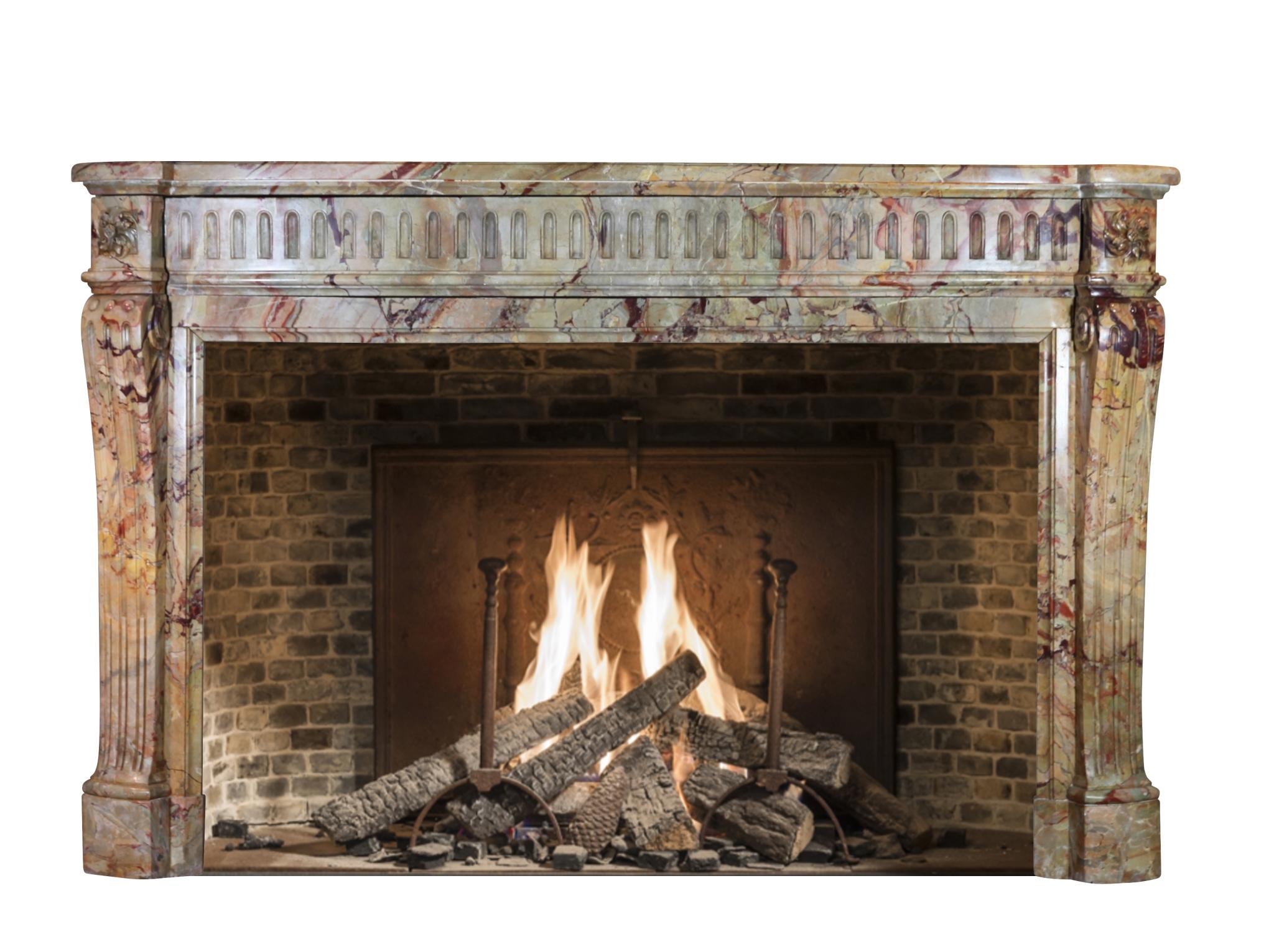 Entorno de chimenea antiguo de mármol Royal Saracolin hecho a medida. Una vez instalada en un apartamento parisino, es perfecta para un gran interior o incluso para un interiorismo contemporáneo con arte contemporáneo. Se trata de una pieza única de
