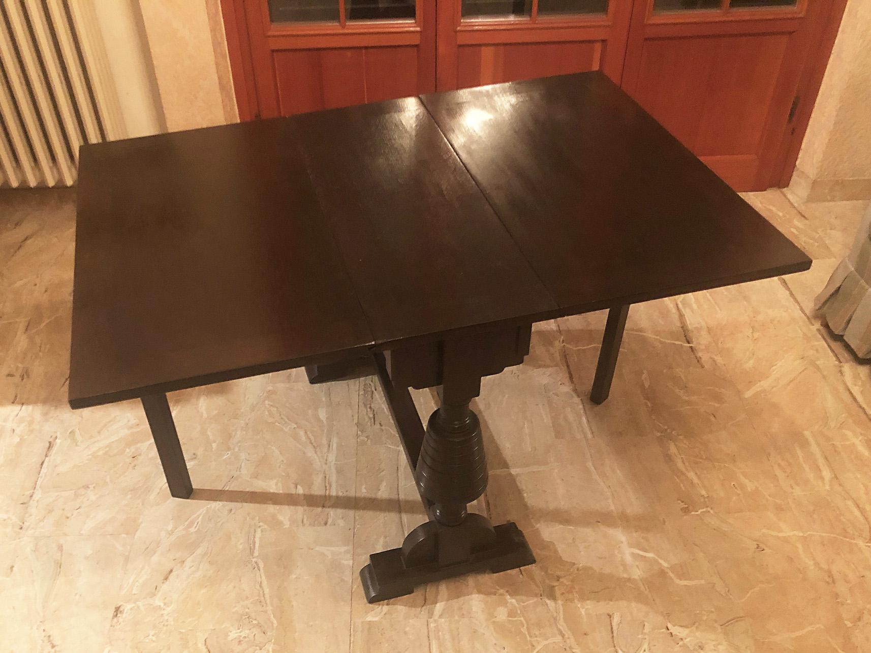 Original oak strip table, beautiful as a console table, dark color.
It can be held in three different length configurations: 34, 78, 122 cm.
They will be delivered in a specific wooden case for export, packed in bubble wrap.
Comes from an old