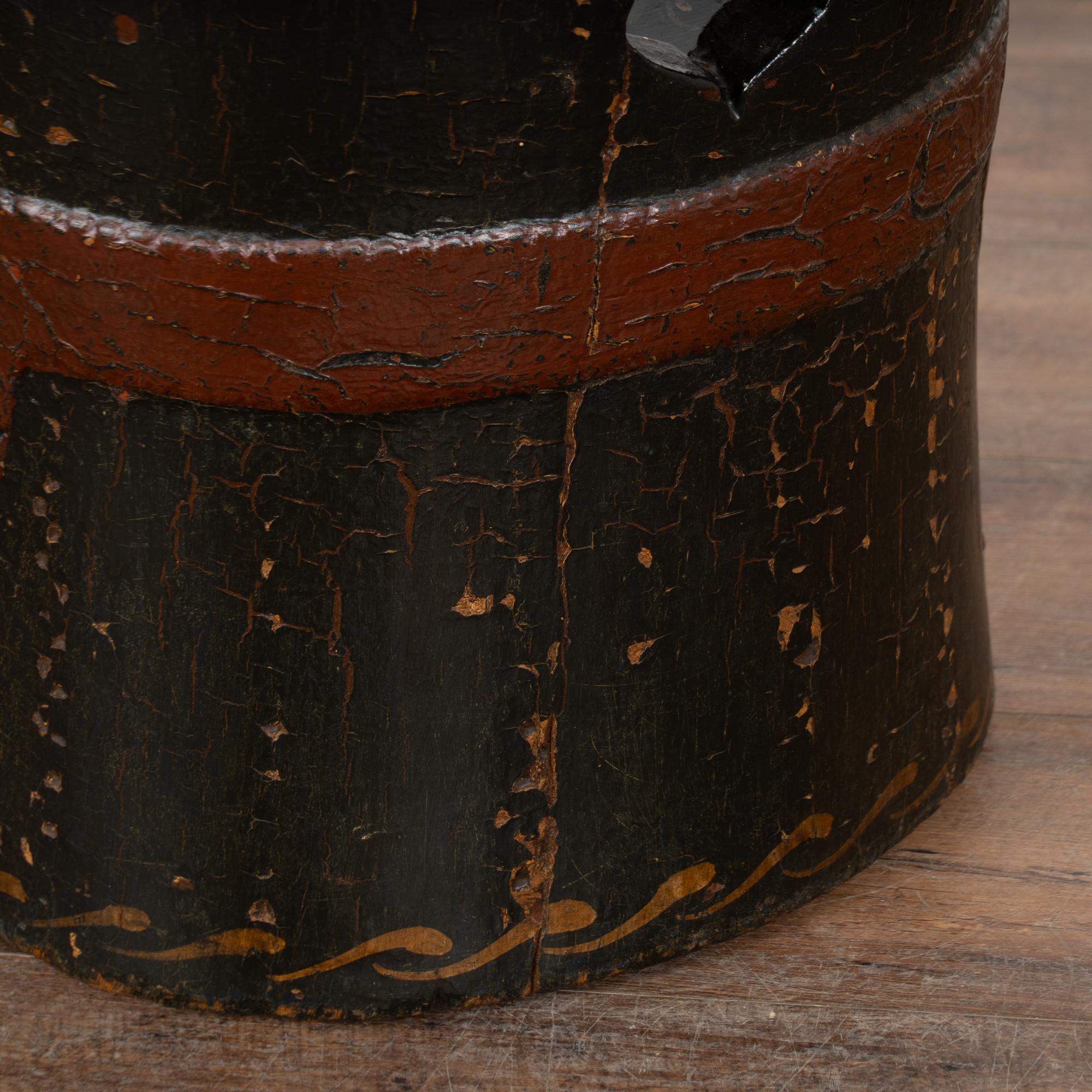 Sedia a tronco Kubbestol svedese originale del XIX secolo, dipinta e intagliata in vendita 6