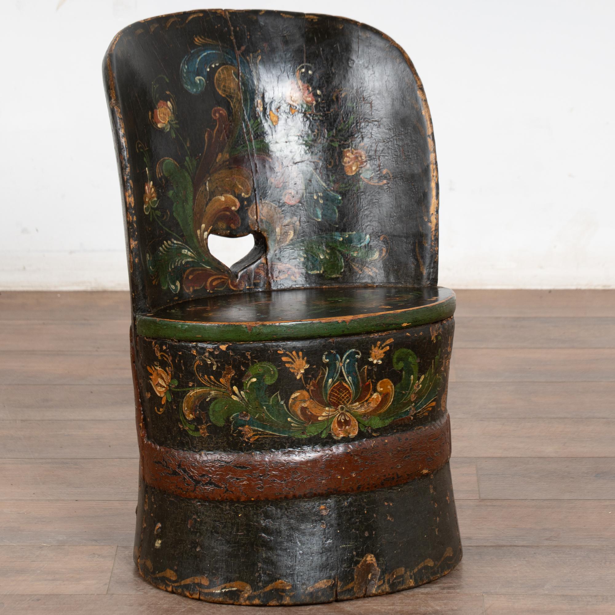 Antico kubbestol per bambini intagliato e dipinto, una tradizionale sedia scandinava in legno (in scala ridotta).
Le deliziose decorazioni originali dipinte a mano sono eccezionali, con sfumature di verde, giallo/oro, blu, rosso e altro ancora su