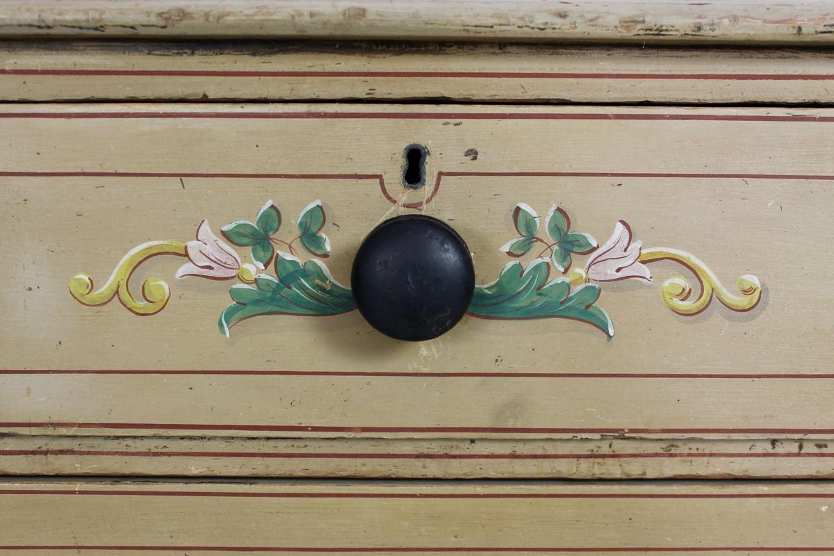 19. Jahrhundert Original bemalte und floral verzierte Kiefer Kommode im Zustand „Gut“ in Shustoke, GB