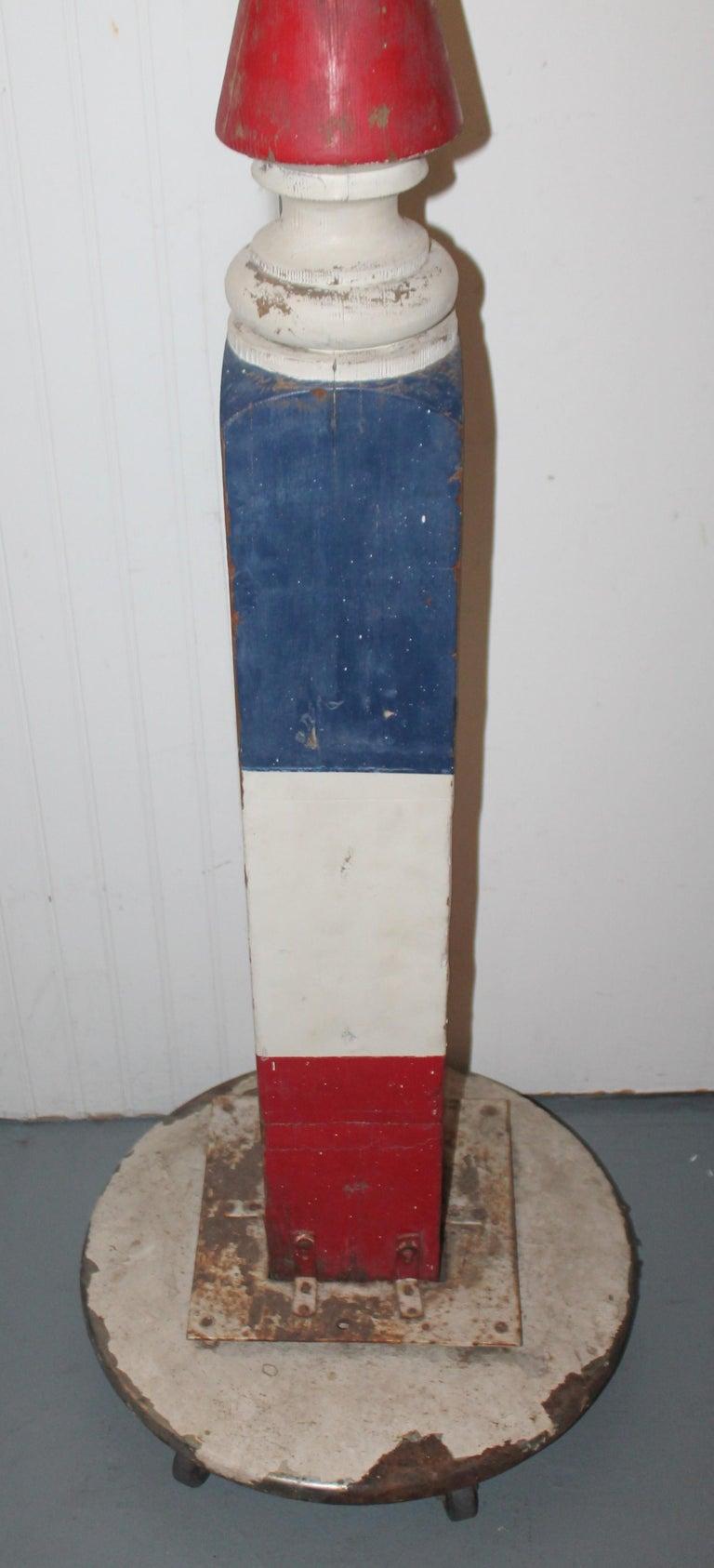 Country Pole de barbier peint d'origine du 19ème siècle sur roues en vente