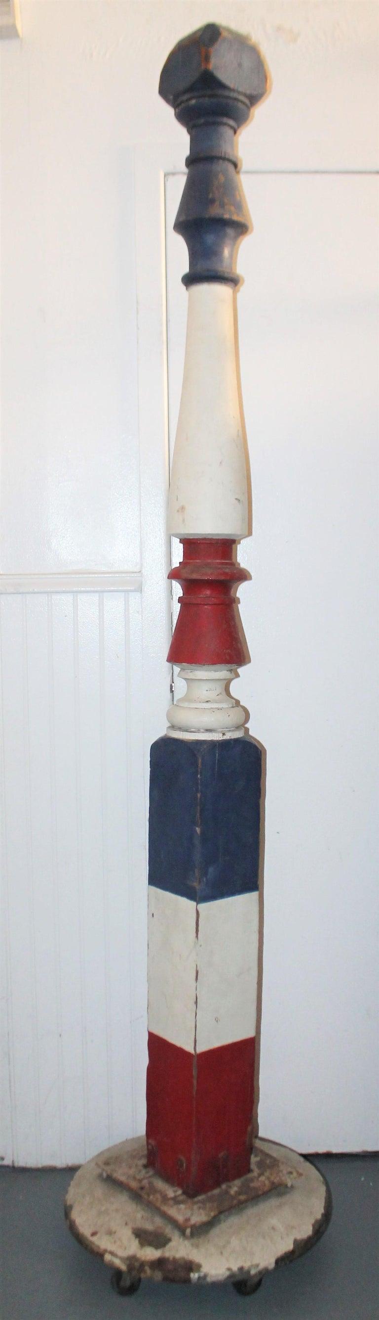 Bois Pole de barbier peint d'origine du 19ème siècle sur roues en vente