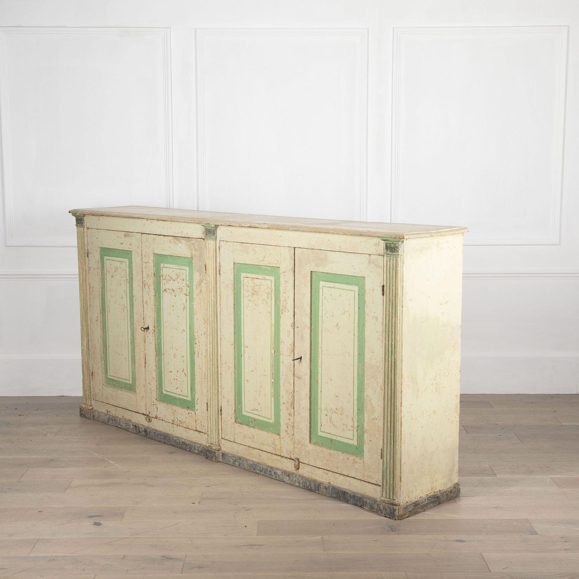 Aparador italiano de cuatro puertas pintado original del siglo XIX en venta 5