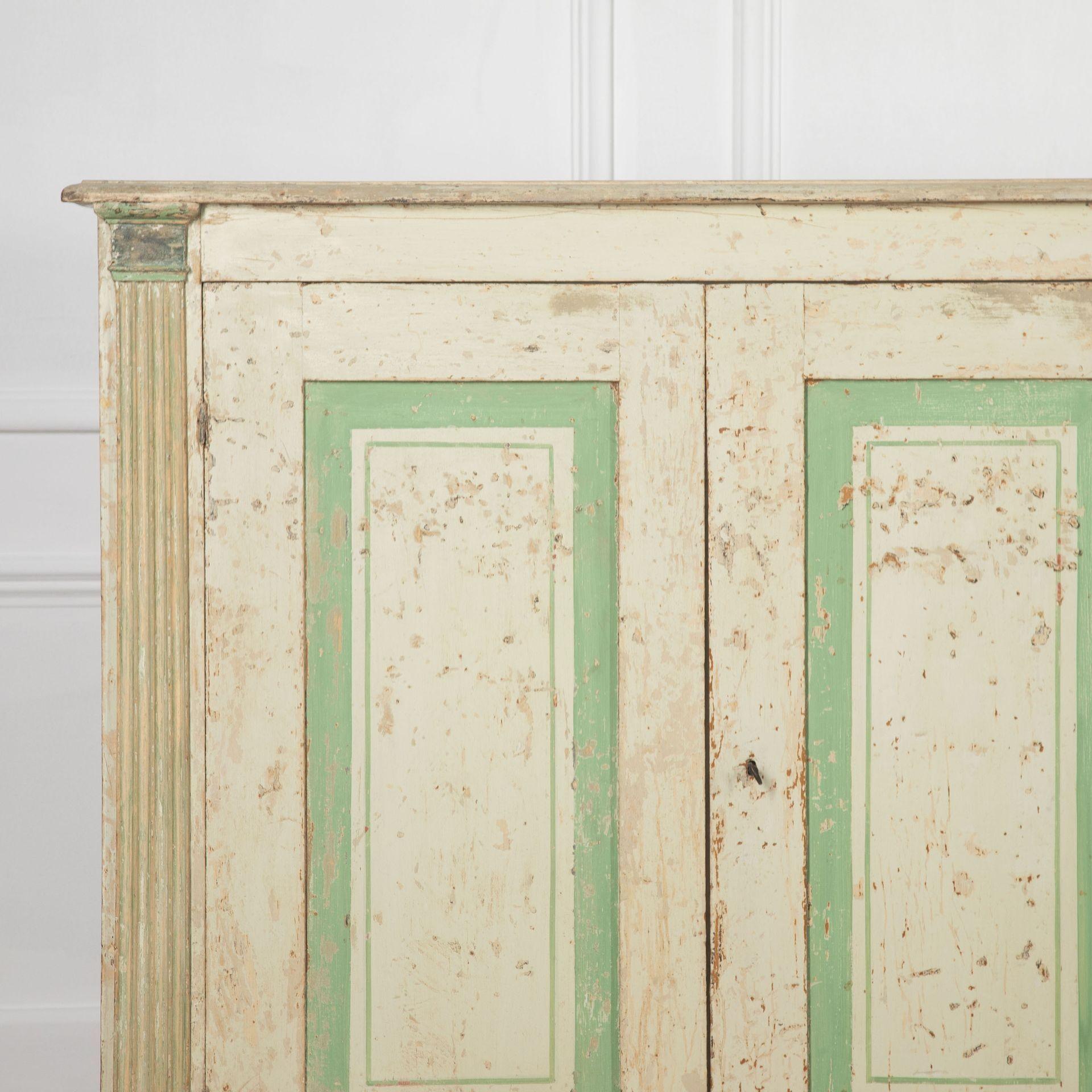 Aparador italiano de cuatro puertas pintado original del siglo XIX Italiano en venta