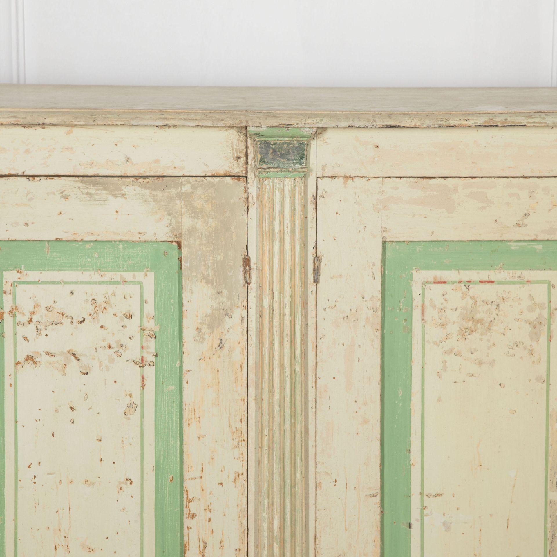 Aparador italiano de cuatro puertas pintado original del siglo XIX en Bueno estado para la venta en Gloucestershire, GB