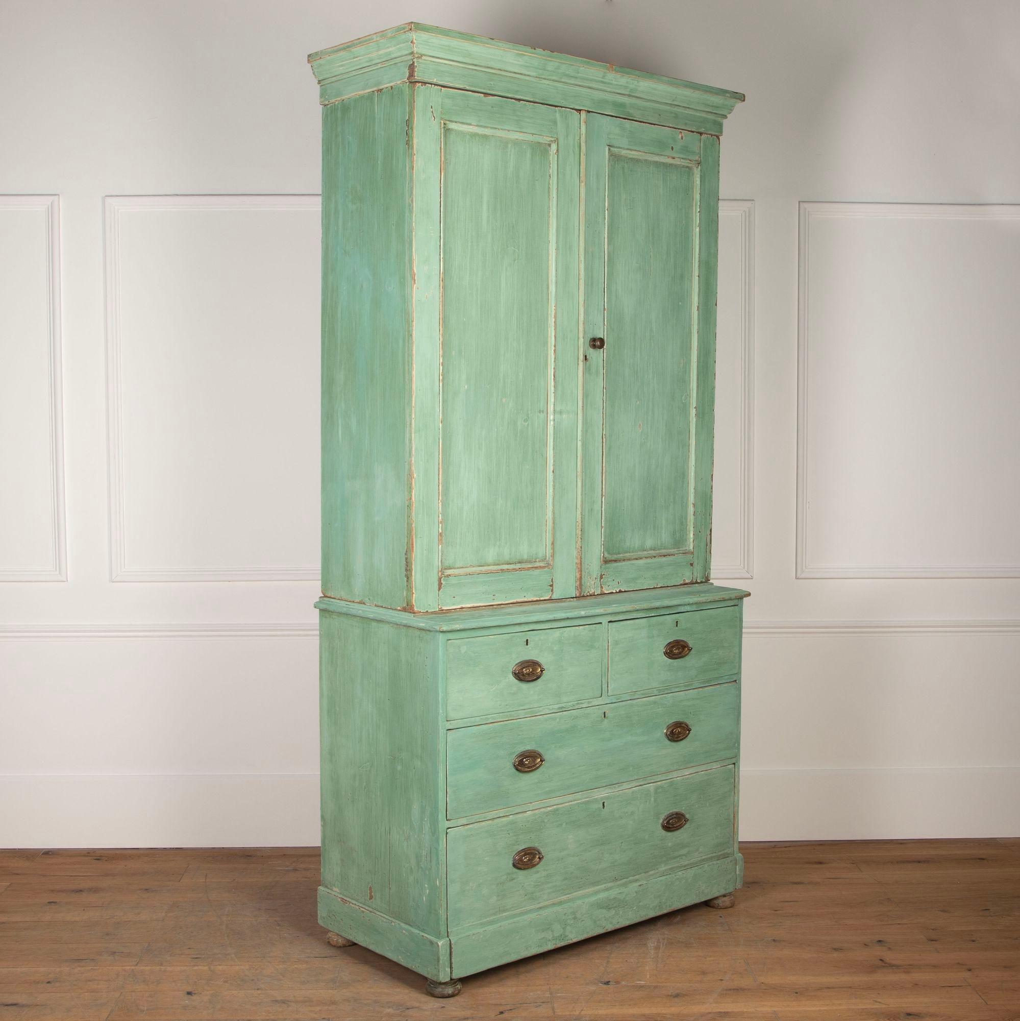 Questa credenza in pino della fine del XIX secolo, di buone proporzioni, è stata riportata alla vernice verde originale con una raschiatura a secco. Con i cassetti sottostanti e i ripiani divisi sopra, è un mobile contenitore davvero utile e di