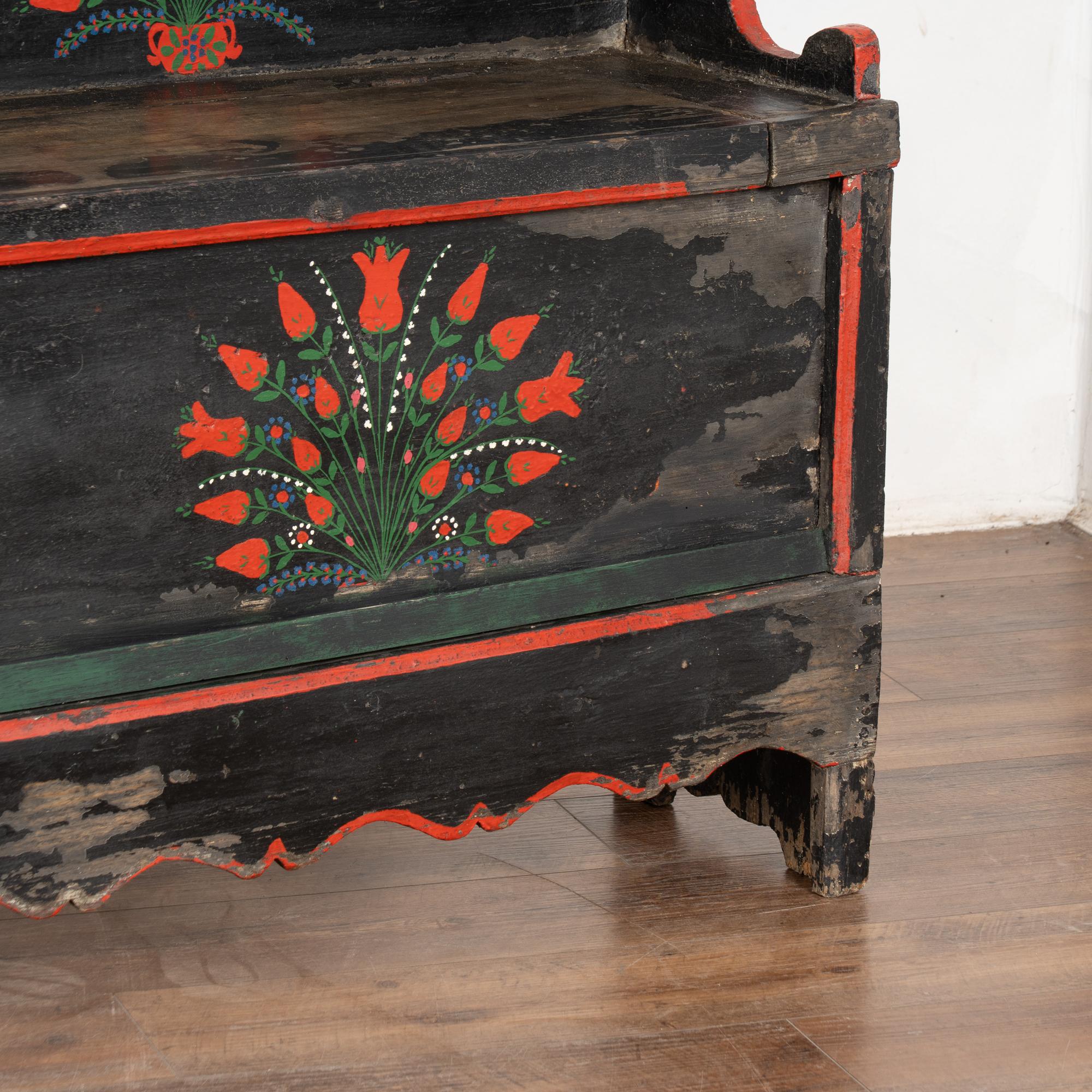 Banc étroit peint d'origine du 19ème siècle avec rangement, Hongrie en vente 4
