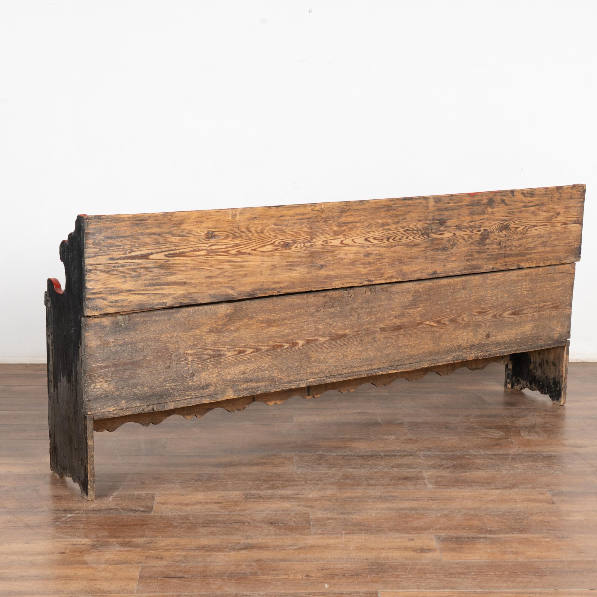 Banc étroit peint d'origine du 19ème siècle avec rangement, Hongrie en vente 6