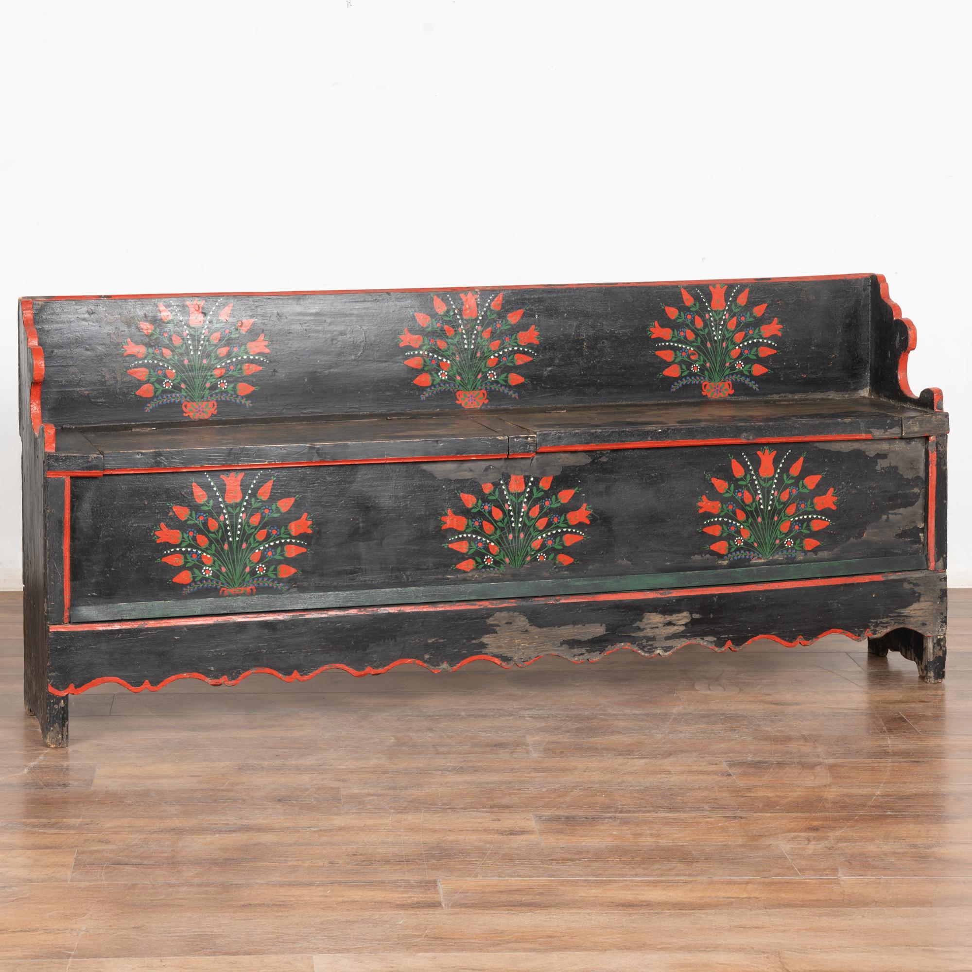 Banc étroit ancien peint à la main avec sièges divisés et rangement ; 6,5' de long. Deux banquettes s'ouvrent pour révéler l'espace de rangement intérieur.
Peinture traditionnelle d'art populaire d'Europe de l'Est sur fond bleu foncé avec des fleurs