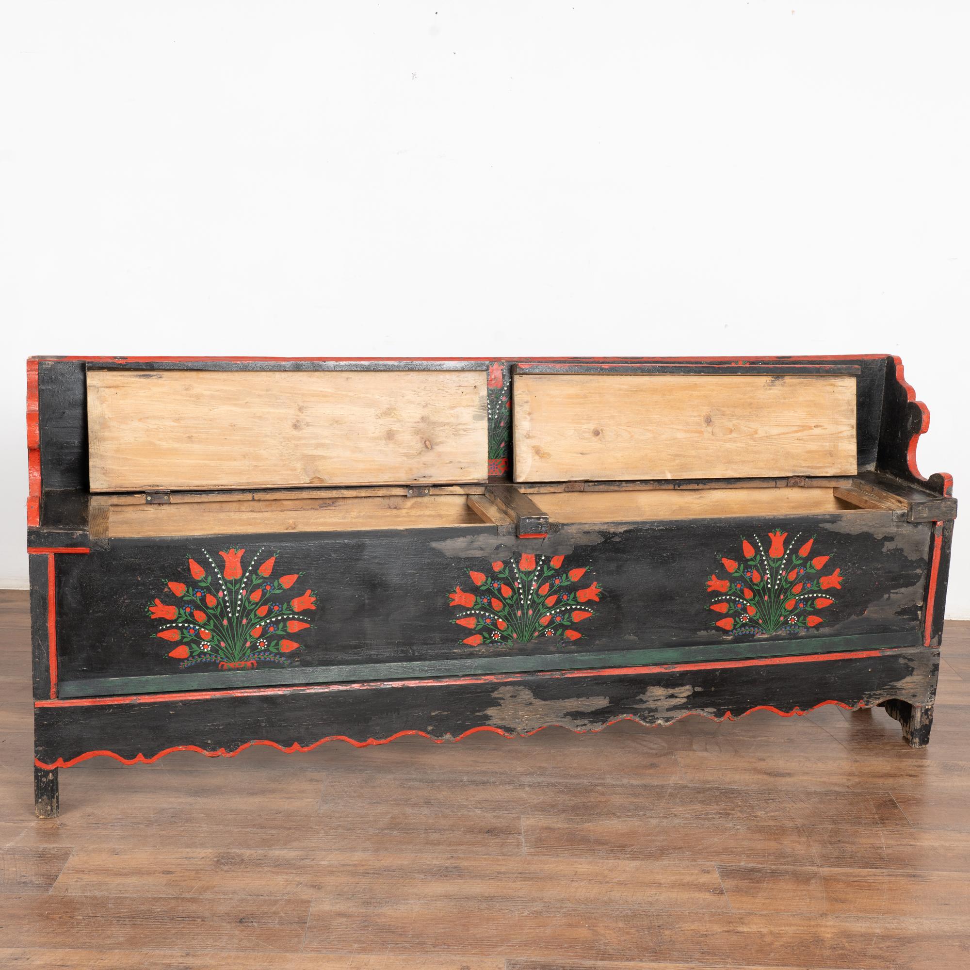 Artisanat Banc étroit peint d'origine du 19ème siècle avec rangement, Hongrie en vente