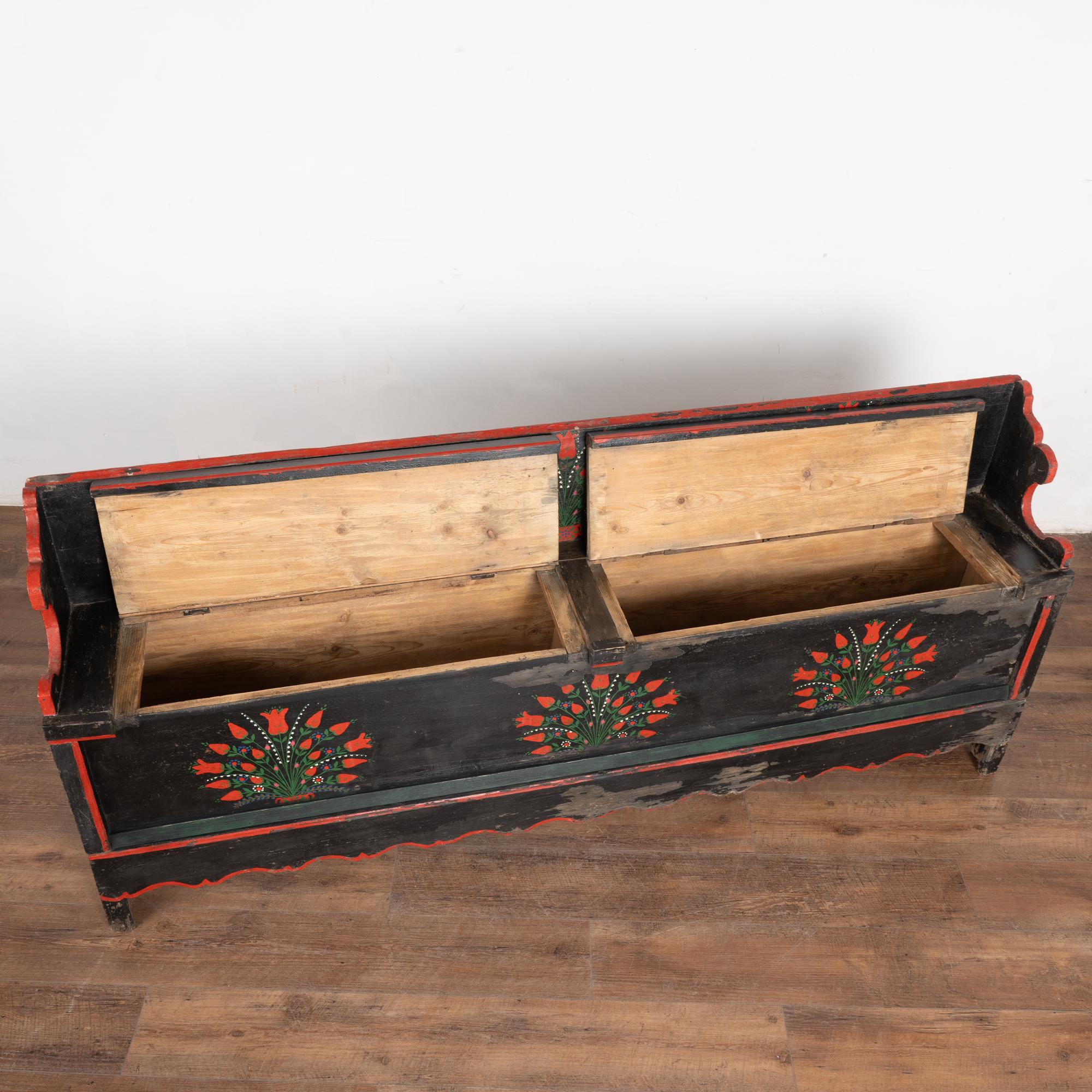 Hongrois Banc étroit peint d'origine du 19ème siècle avec rangement, Hongrie en vente