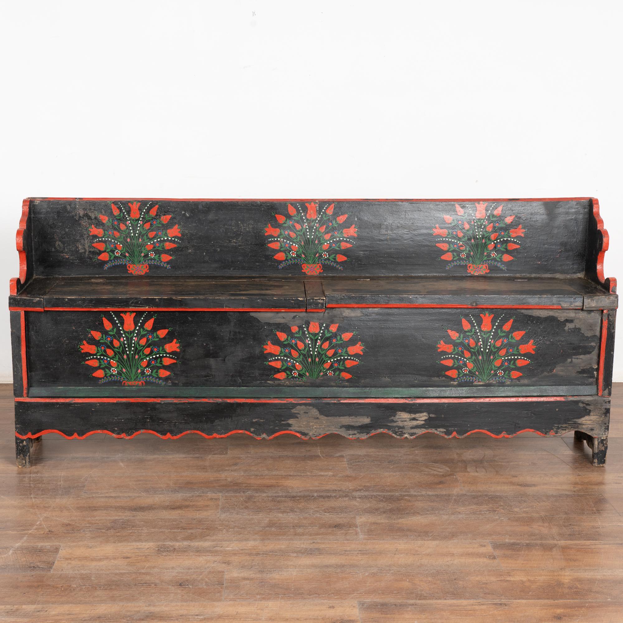 Banc étroit peint d'origine du 19ème siècle avec rangement, Hongrie Abîmé - En vente à Round Top, TX
