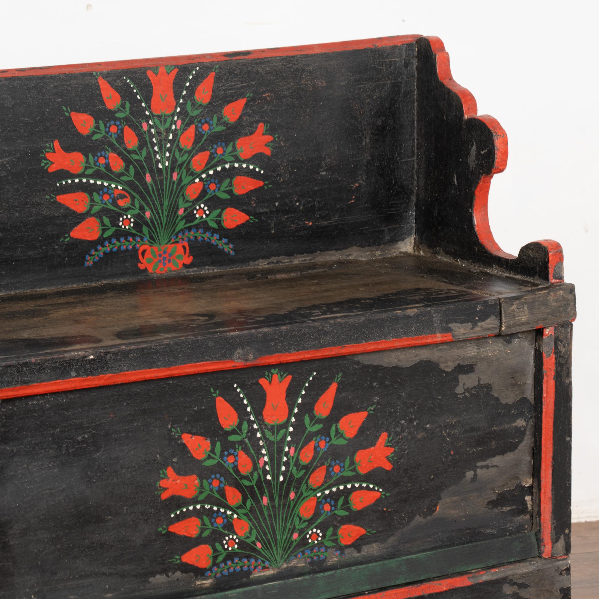 Bois Banc étroit peint d'origine du 19ème siècle avec rangement, Hongrie en vente