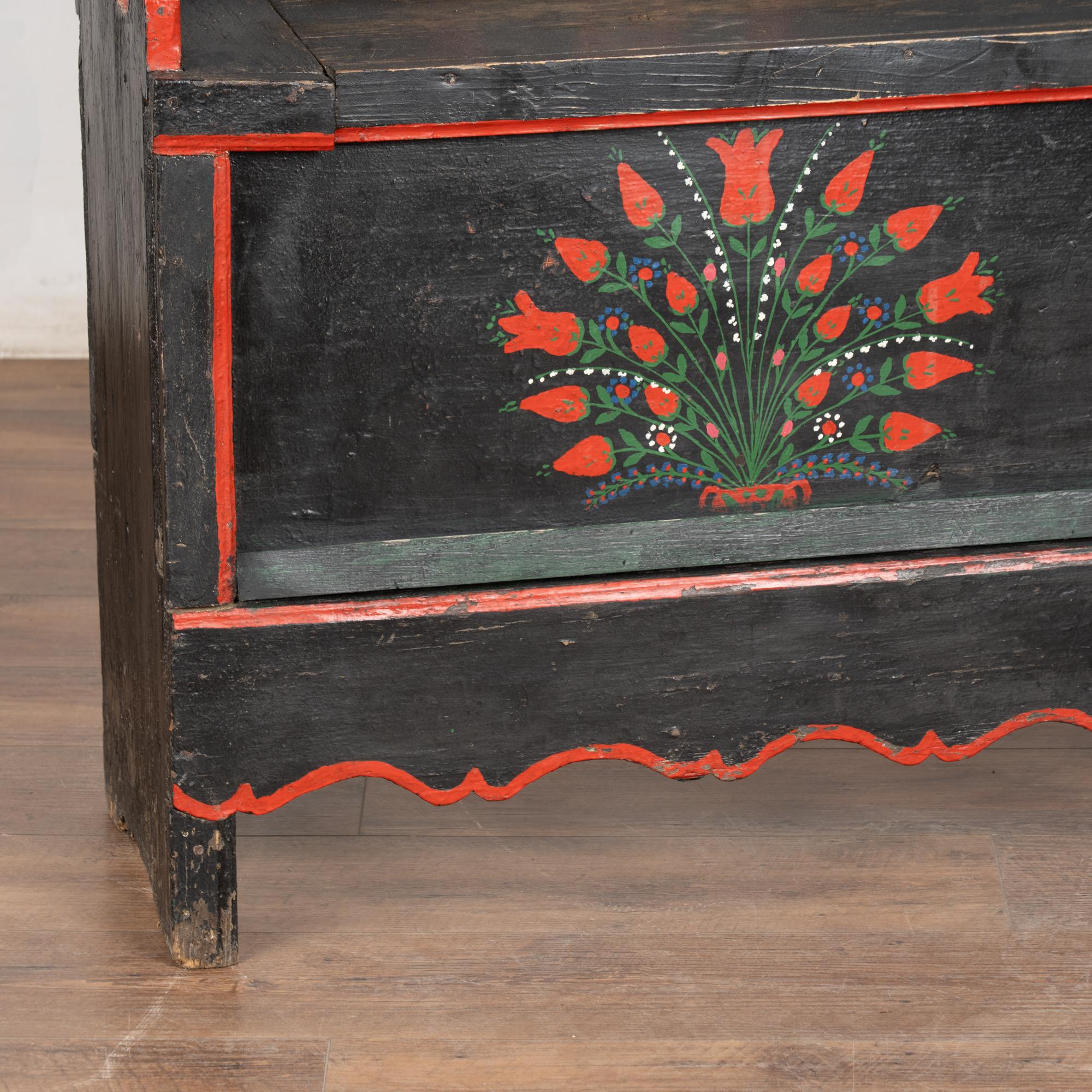 Banc étroit peint d'origine du 19ème siècle avec rangement, Hongrie en vente 1