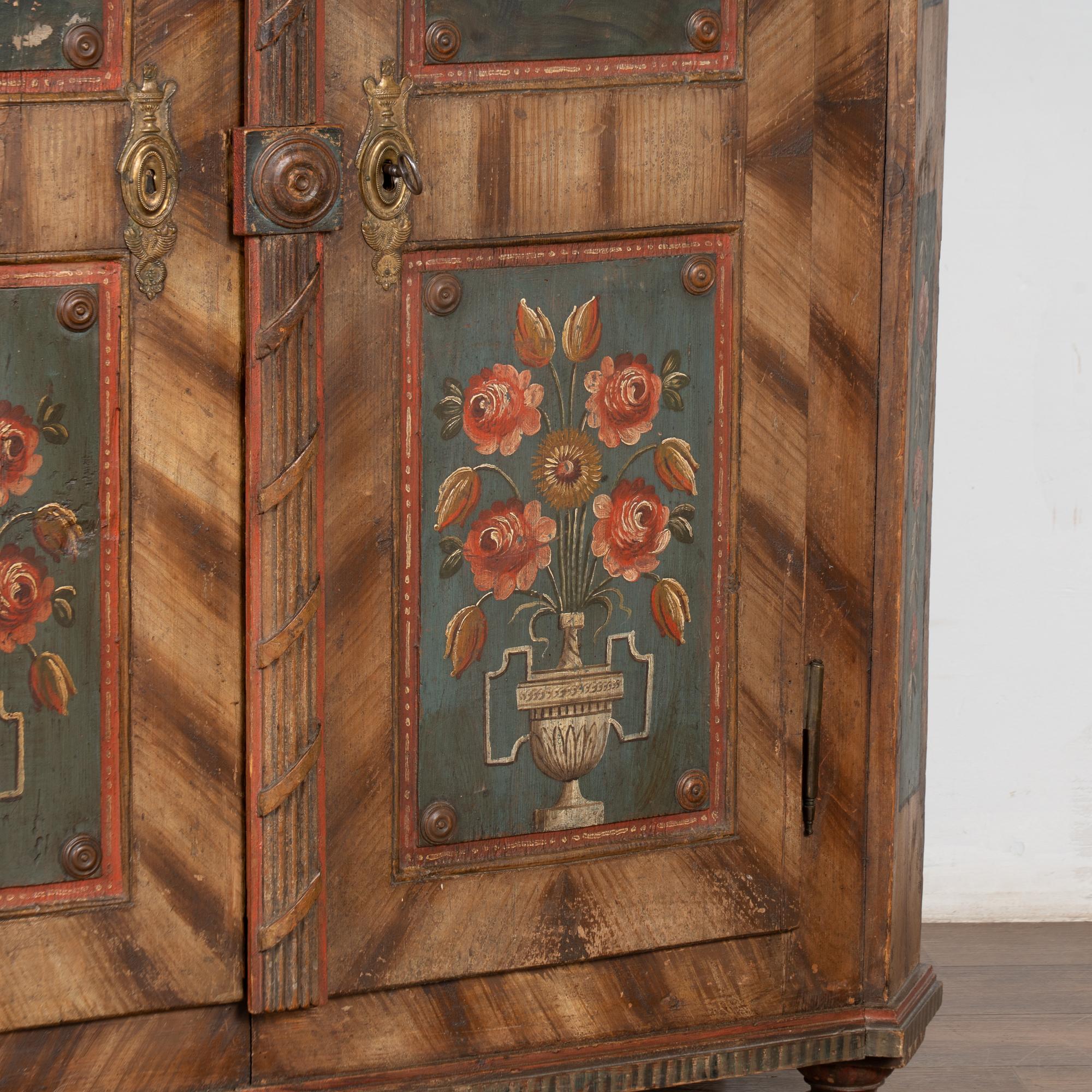 Armoire in pino dipinto originale del 19° secolo con uccelli in vendita 4